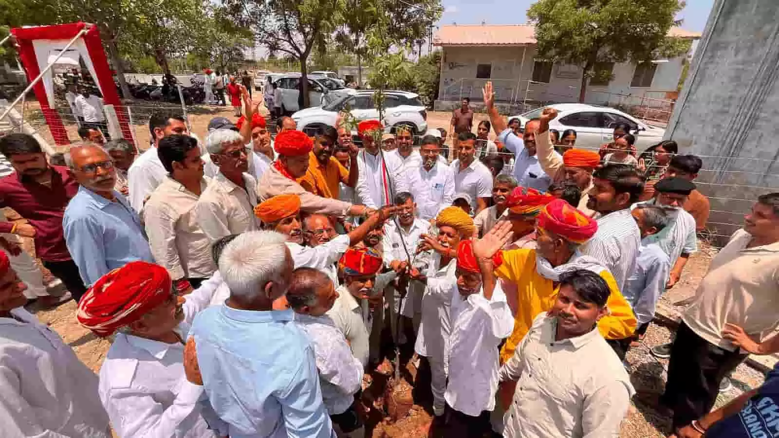 चित्तौड़गढ़ सांसद सीपी जोशी आसोलिया की मादड़ी में ग्रामीणों के साथ वृक्षारोपण करते हुए। चित्तौड़गढ़ सांसद सीपी जोशी आसोलिया की मादड़ी में ग्रामीणों के साथ वृक्षारोपण करते हुए।