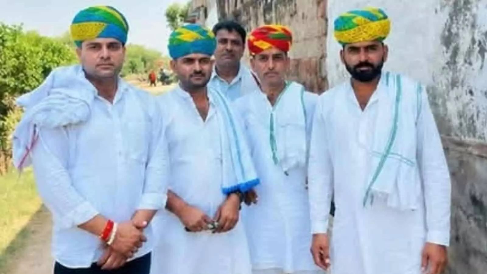 भरतपुर के कारावां गांव में पारंपरिक रंगीन साफा पहने स्थानीय ग्रामीण और आयोजक पारंपरिक वेशभूषा में खड़े हैं। भरतपुर के कारावां गांव में पारंपरिक रंगीन साफा पहने स्थानीय ग्रामीण और आयोजक पारंपरिक वेशभूषा में खड़े हैं।
