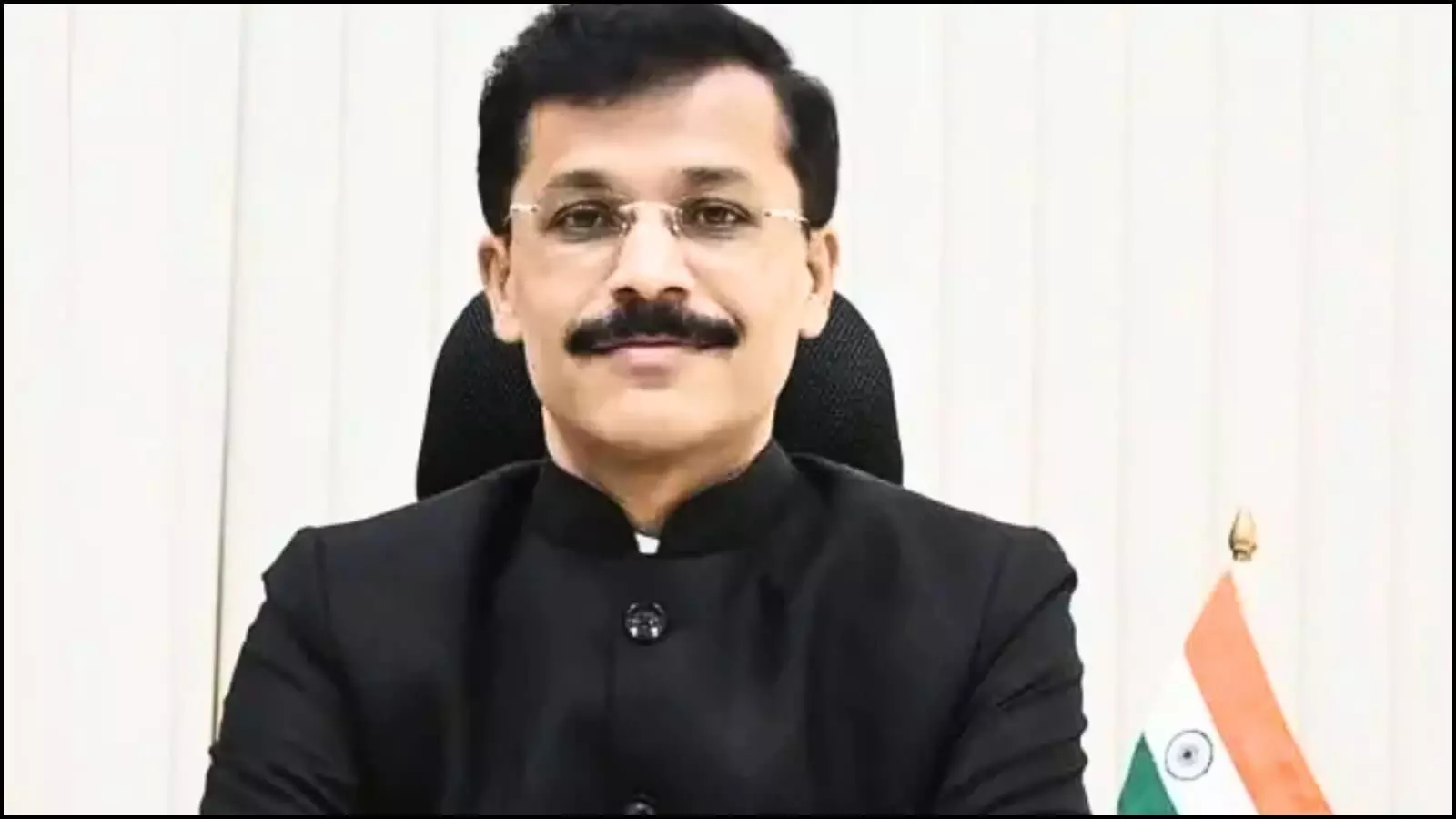 कार्यालय में बैठे हुए एफडीए कमिश्नर तुकाराम मुंढे मुंबई में अस्पताल नियमों के संदर्भ में।