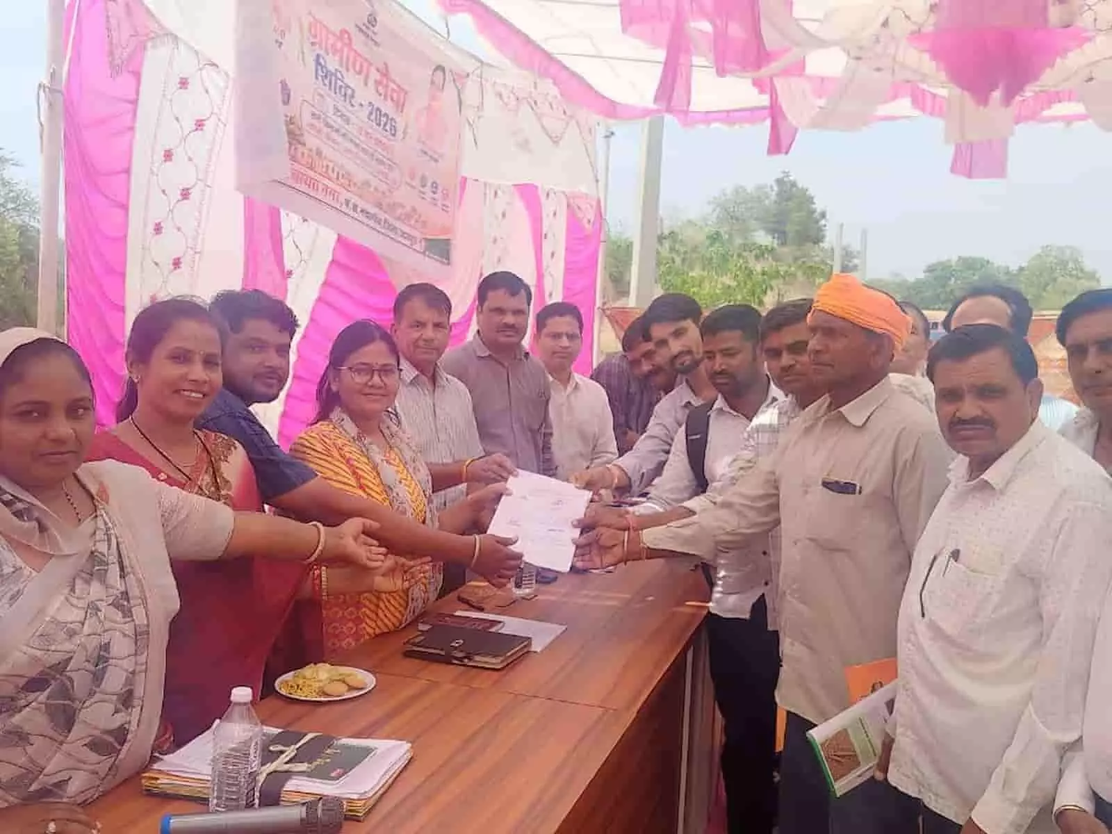 नयागांव के ग्रामीण सेवा शिविर में सुलझी किसान की दशकों पुरानी राजस्व समस्या नयागांव के ग्रामीण सेवा शिविर में सुलझी किसान की दशकों पुरानी राजस्व समस्या