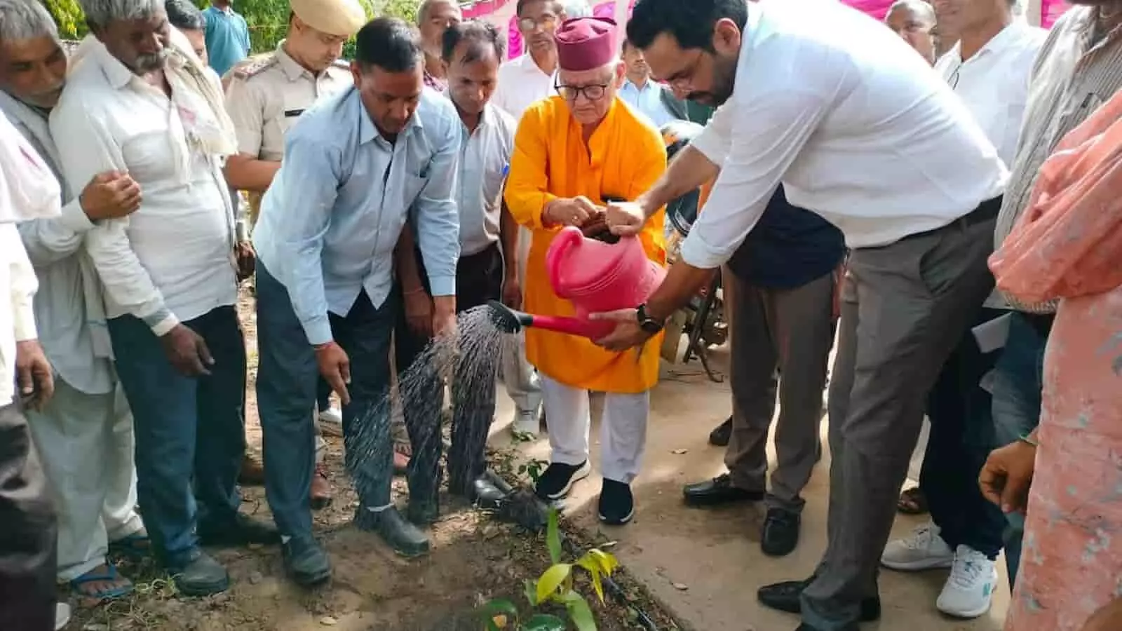 पथैना ग्राम पंचायत के सेवा शिविर में जिला कलक्टर कमर चौधरी अधिकारियों के साथ पौधा लगाते हुए। पथैना ग्राम पंचायत के सेवा शिविर में जिला कलक्टर कमर चौधरी अधिकारियों के साथ पौधा लगाते हुए।