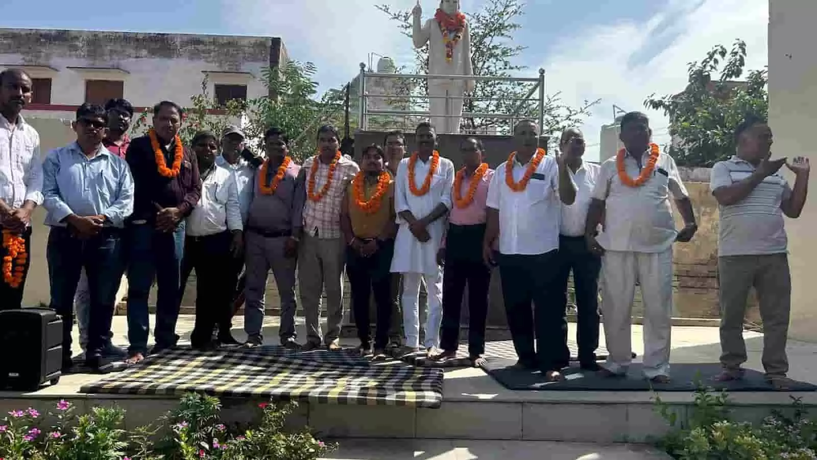 भरतपुर के अंबेडकर भवन में डॉक्टर भीमराव अंबेडकर की प्रतिमा के सामने खड़े होकर माल्यार्पण पहने हुए शिक्षक संघ के नवनिर्वाचित पदाधिकारी। भरतपुर के अंबेडकर भवन में डॉक्टर भीमराव अंबेडकर की प्रतिमा के सामने खड़े होकर माल्यार्पण पहने हुए शिक्षक संघ के नवनिर्वाचित पदाधिकारी।