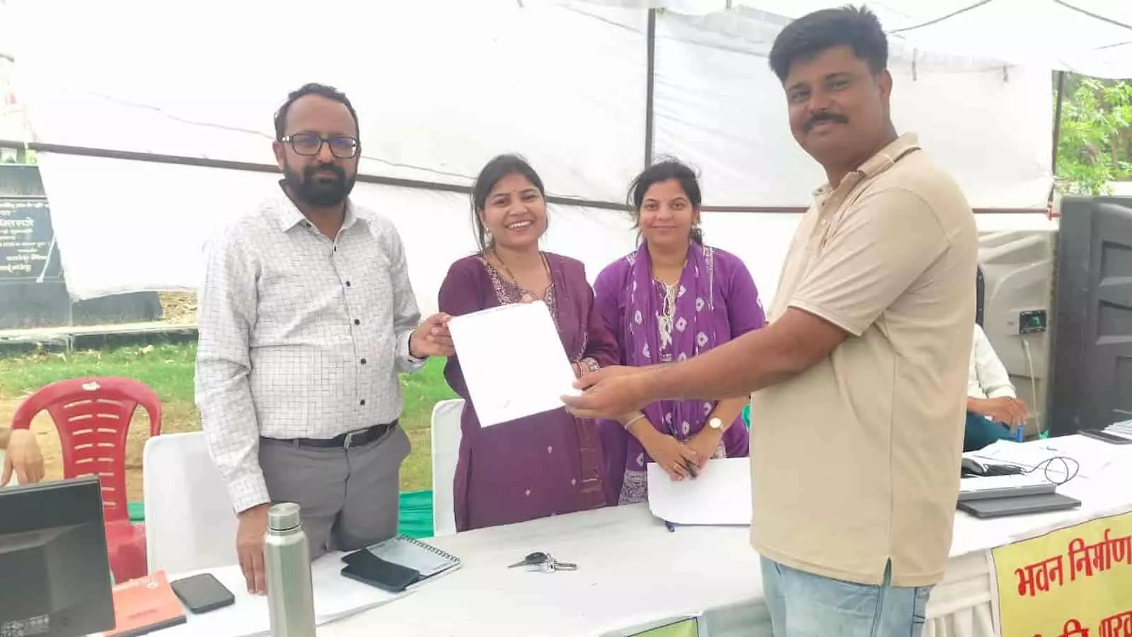 सवाई माधोपुर नगर परिषद में आयोजित शहरी सेवा शिविर में समस्याओं का निस्तारण करते हुए नगर परिषद के अधिकारी और उपस्थित नागरिक। सवाई माधोपुर नगर परिषद में आयोजित शहरी सेवा शिविर में समस्याओं का निस्तारण करते हुए नगर परिषद के अधिकारी और उपस्थित नागरिक।