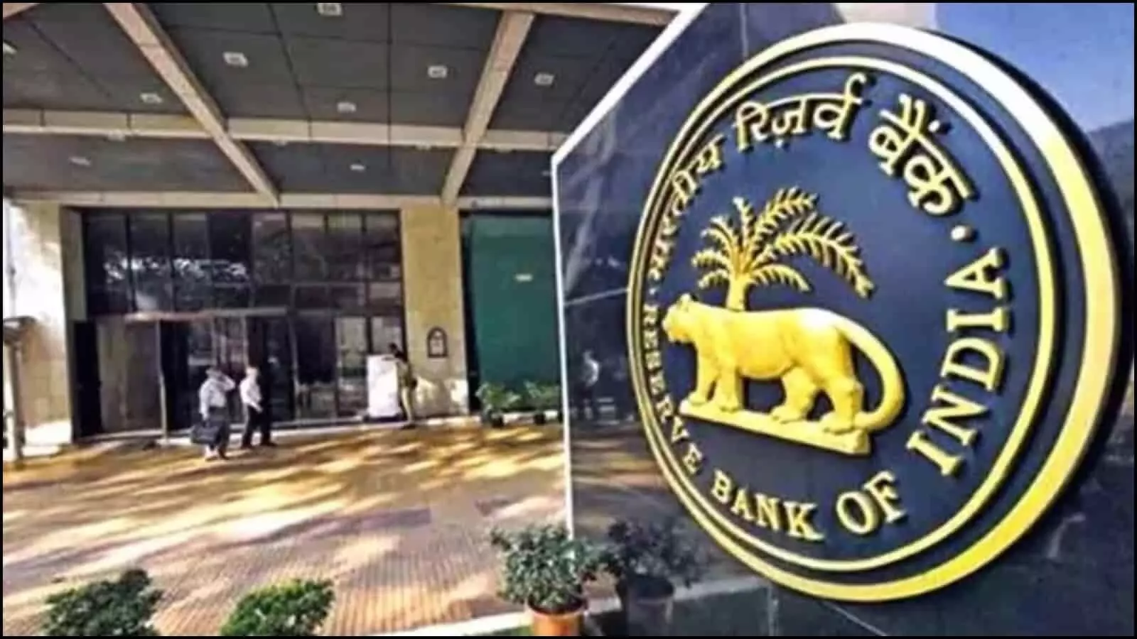 इमारत के बाहर लगा भारतीय रिजर्व बैंक का आधिकारिक लोगो और नाम बोर्ड मुंबई में नए नियमों के संदर्भ में। इमारत के बाहर लगा भारतीय रिजर्व बैंक का आधिकारिक लोगो और नाम बोर्ड मुंबई में नए नियमों के संदर्भ में।