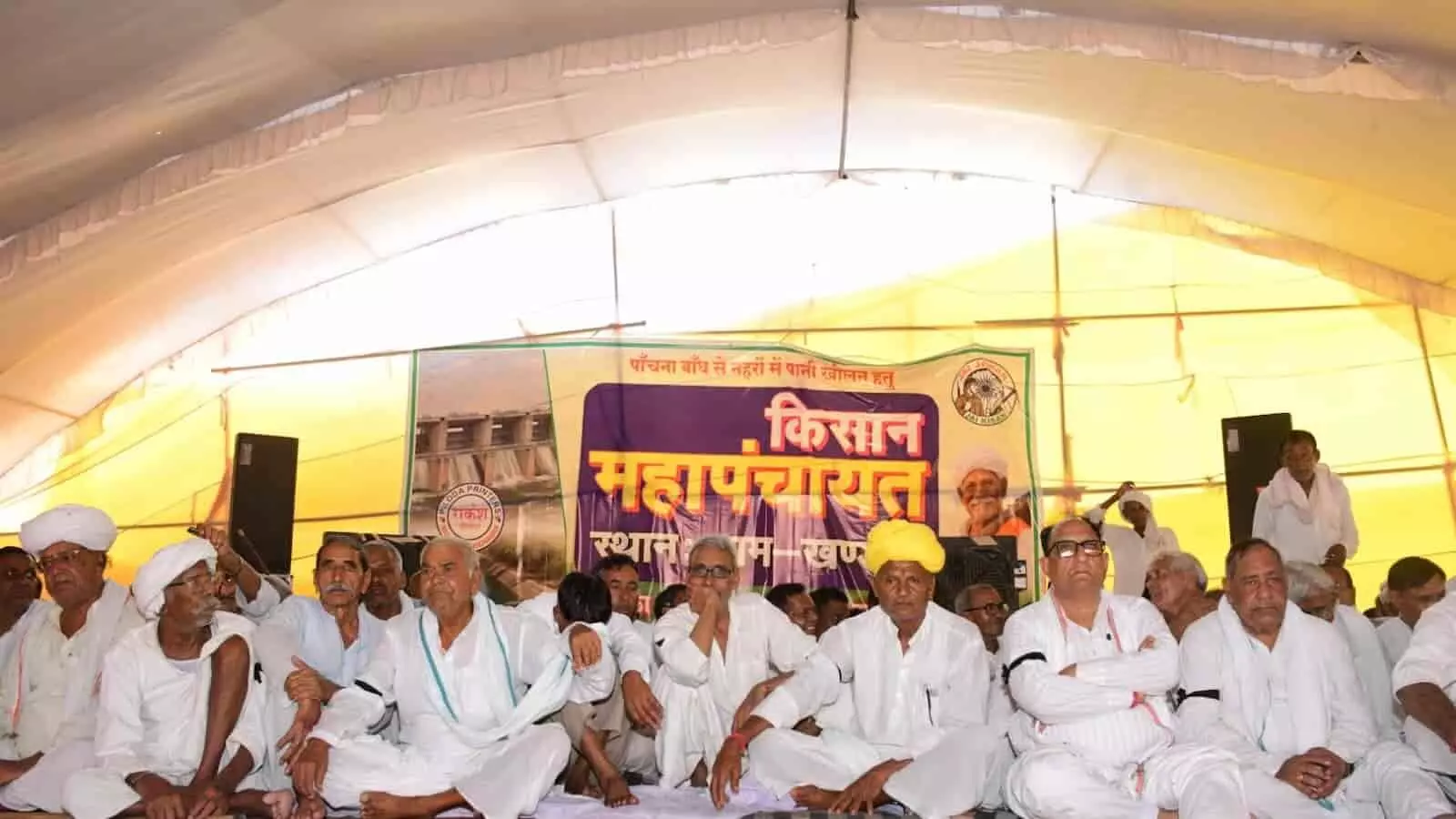 खंडीप में पाँचना बाँध से पानी की मांग को लेकर धरने पर बैठे किसान और संघर्ष समिति के सदस्य। खंडीप में पाँचना बाँध से पानी की मांग को लेकर धरने पर बैठे किसान और संघर्ष समिति के सदस्य।