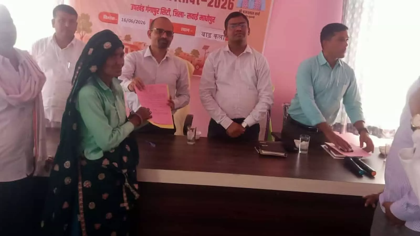 जिला कलक्टर काना राम बाढ़कला गांव में लाभार्थियों को स्वामित्व पट्टे वितरित कर रहे हैं। जिला कलक्टर काना राम बाढ़कला गांव में लाभार्थियों को स्वामित्व पट्टे वितरित कर रहे हैं।