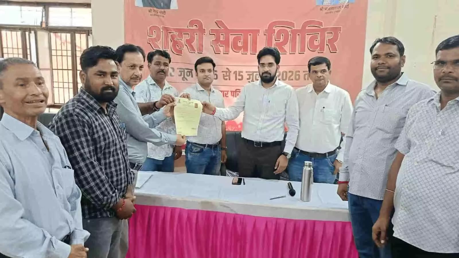 नगर परिषद गंगापुर सिटी के शहरी सेवा शिविर में अधिकारियों द्वारा लाभार्थियों को दस्तावेज सौंपे गए। नगर परिषद गंगापुर सिटी के शहरी सेवा शिविर में अधिकारियों द्वारा लाभार्थियों को दस्तावेज सौंपे गए।