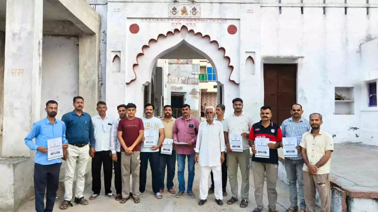 रायपुर में राजपूत समाज के लोग भवन के मुख्य द्वार के सामने खड़े होकर महाराणा प्रताप जयंती कार्यक्रम का आमंत्रण पत्र दिखाते हुए। रायपुर में राजपूत समाज के लोग भवन के मुख्य द्वार के सामने खड़े होकर महाराणा प्रताप जयंती कार्यक्रम का आमंत्रण पत्र दिखाते हुए।