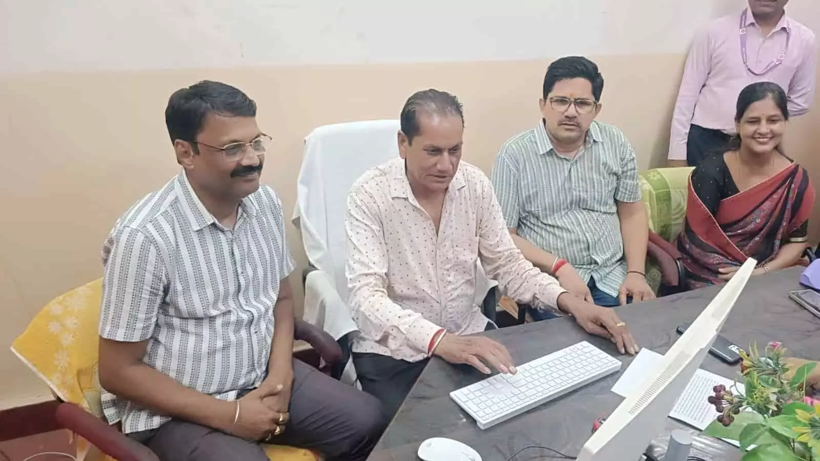 अध्यक्ष हरगोविन्द जैन बैंक कार्यालय में सदस्यों को लाभांश राशि डिजिटल तरीके से प्रदान करते हुए।
