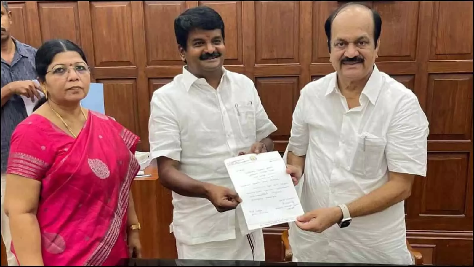 पत्र सौंपते हुए नेता डॉ सी विजयभास्कर और अध्यक्ष जेसीडी प्रभाकर चेन्नई सचिवालय में इस्तीफे के संदर्भ में। पत्र सौंपते हुए नेता डॉ सी विजयभास्कर और अध्यक्ष जेसीडी प्रभाकर चेन्नई सचिवालय में इस्तीफे के संदर्भ में।