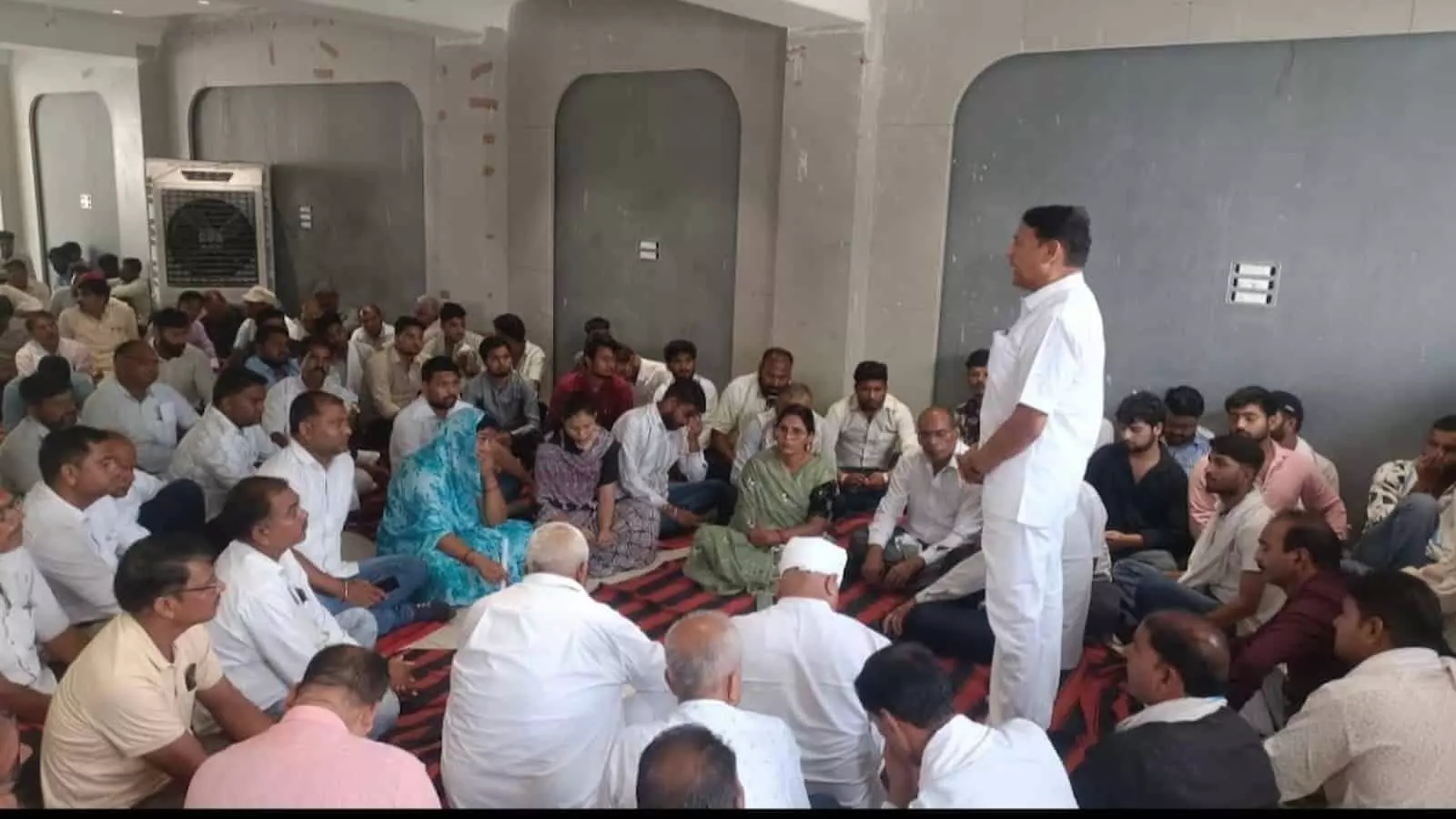 बारां में आयोजित बैठक में प्रमोद जैन भाया और कांग्रेसी नेता कोटा में राहुल गांधी के कार्यक्रम की रूपरेखा तैयार करते हुए। बारां में आयोजित बैठक में प्रमोद जैन भाया और कांग्रेसी नेता कोटा में राहुल गांधी के कार्यक्रम की रूपरेखा तैयार करते हुए।