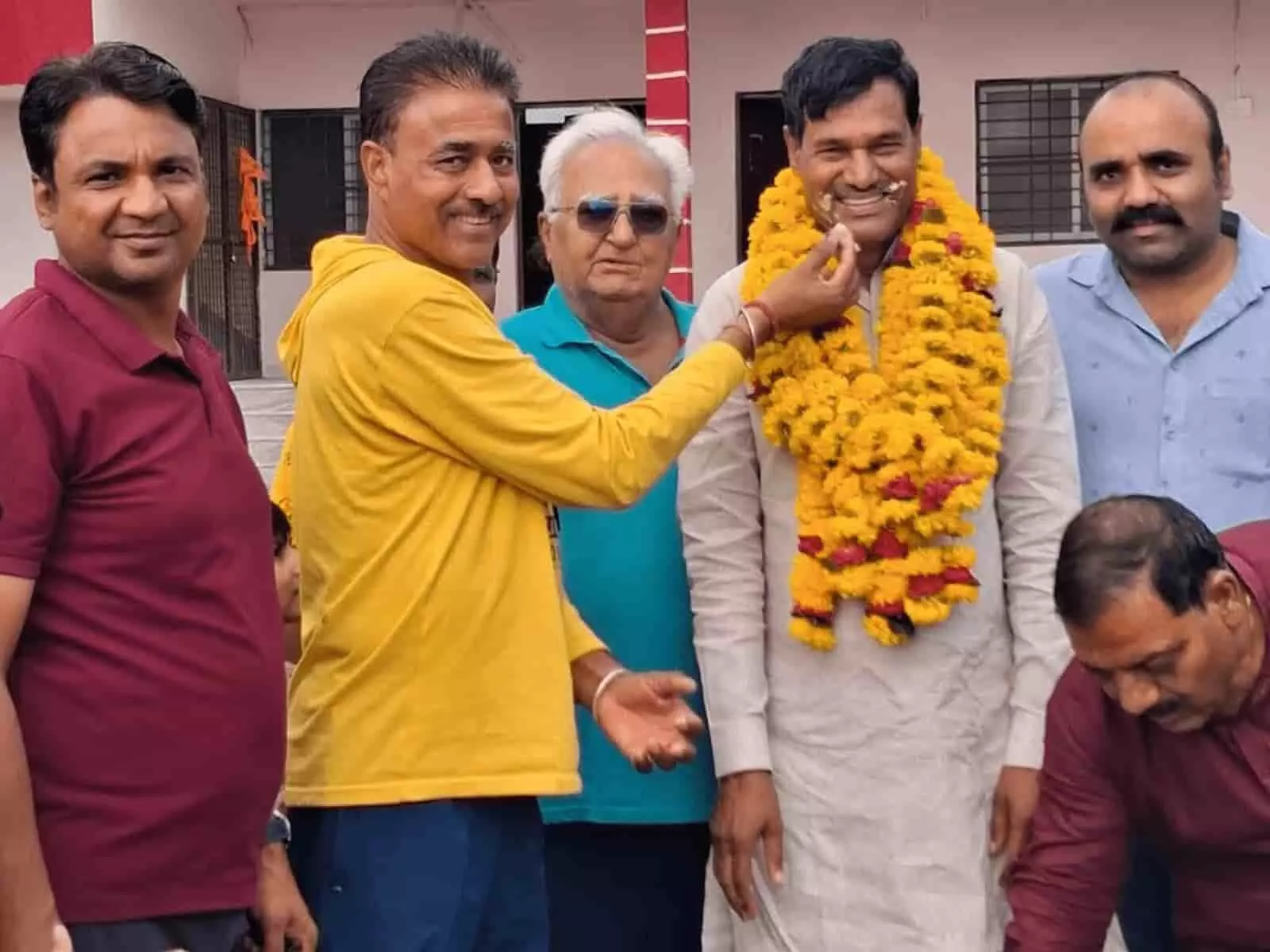 जिला फुटबॉल संघ बारां में खिलाड़ियों के साथ जन्मदिन मनाते हुए विधायक राधेश्याम बैरवा। जिला फुटबॉल संघ बारां में खिलाड़ियों के साथ जन्मदिन मनाते हुए विधायक राधेश्याम बैरवा।