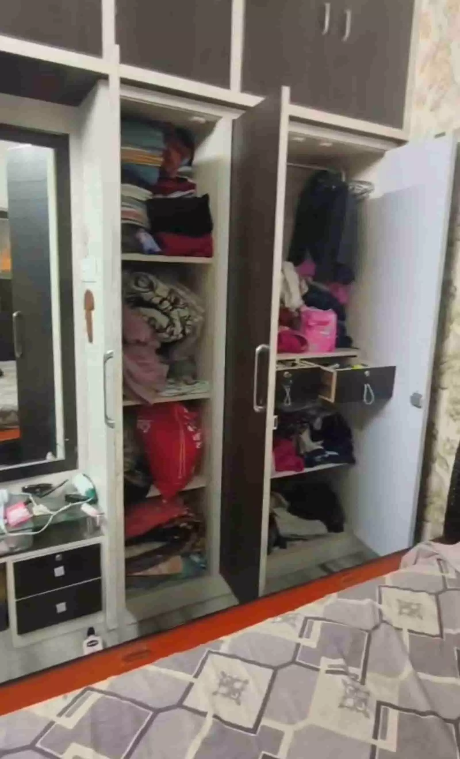 चित्तौड़गढ़ के वल्लभ विहार में चोरी के बाद घर के अंदर खुली और बिखरी हुई अलमारी का दृश्य।