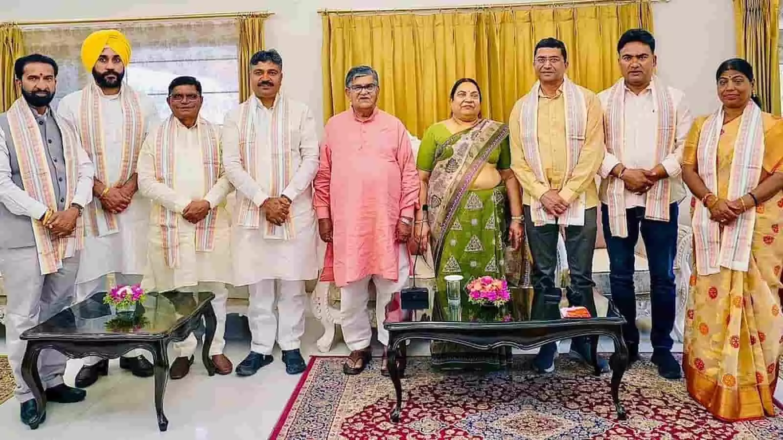 चंडीगढ़ राजभवन में राज्यपाल गुलाबचंद कटारिया के साथ खड़े राजस्थान विधानसभा जन लेखा समिति के सदस्य।