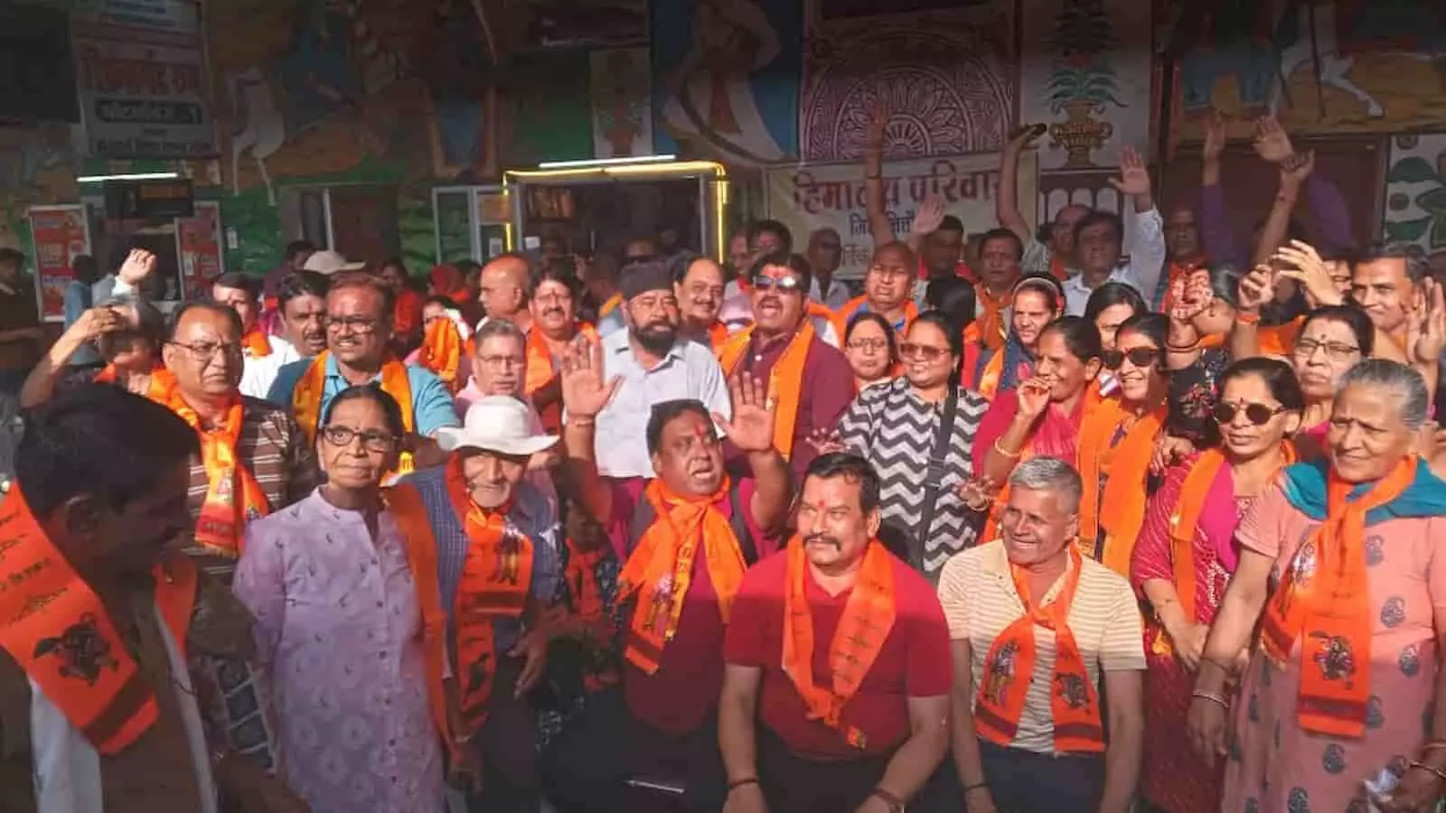 चित्तौड़गढ़ रेलवे स्टेशन पर सिंधु दर्शन लेह-लद्दाख यात्रा के लिए एकत्रित तीर्थयात्री और पदाधिकारी स्वागत समारोह के दौरान।
