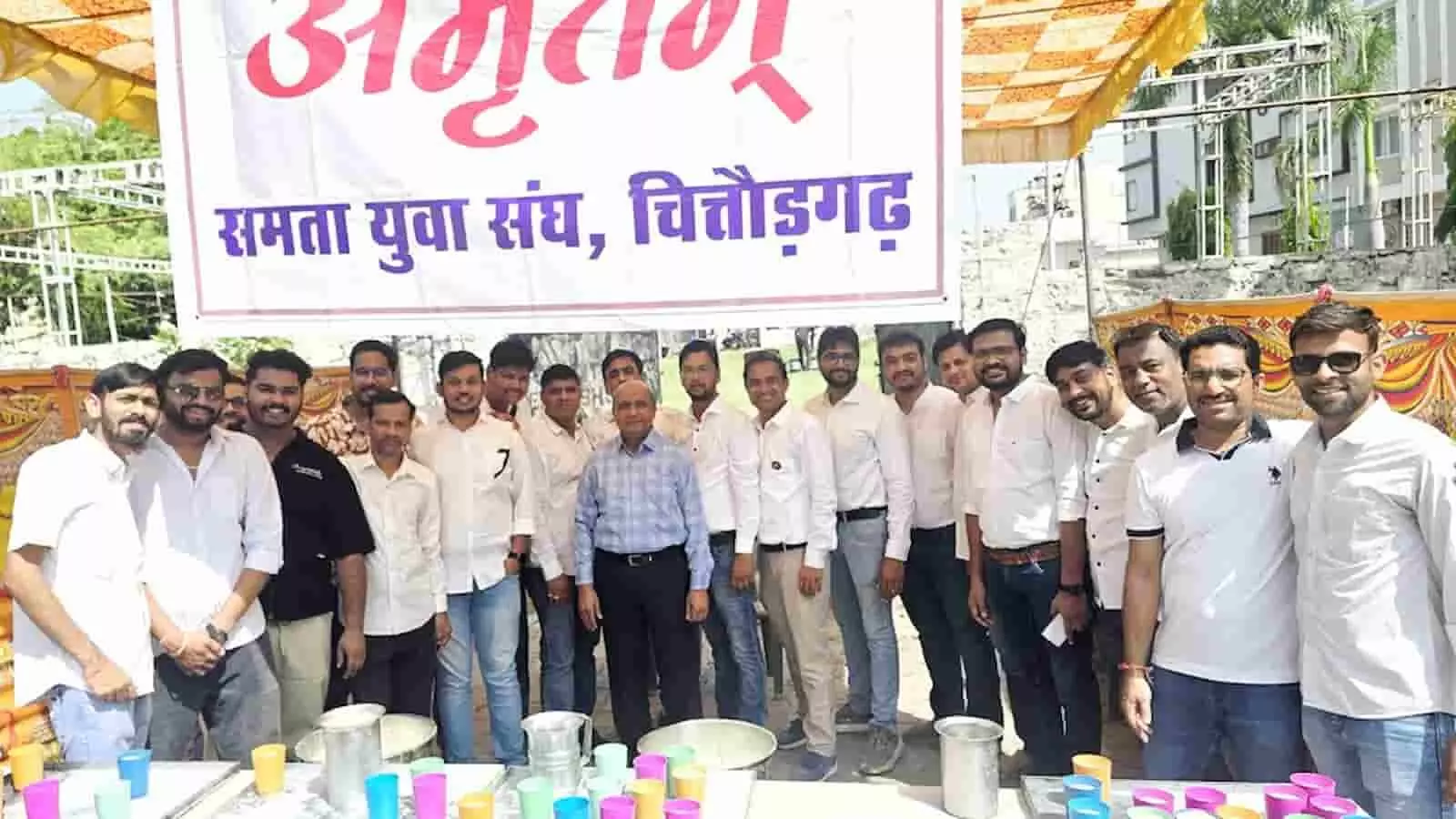 चित्तौड़गढ़ में समता युवा संघ के बैनर तले अमृतम प्रोजेक्ट के तहत छाछ वितरण कार्यक्रम में एकत्रित हुए युवा कार्यकर्ता।
