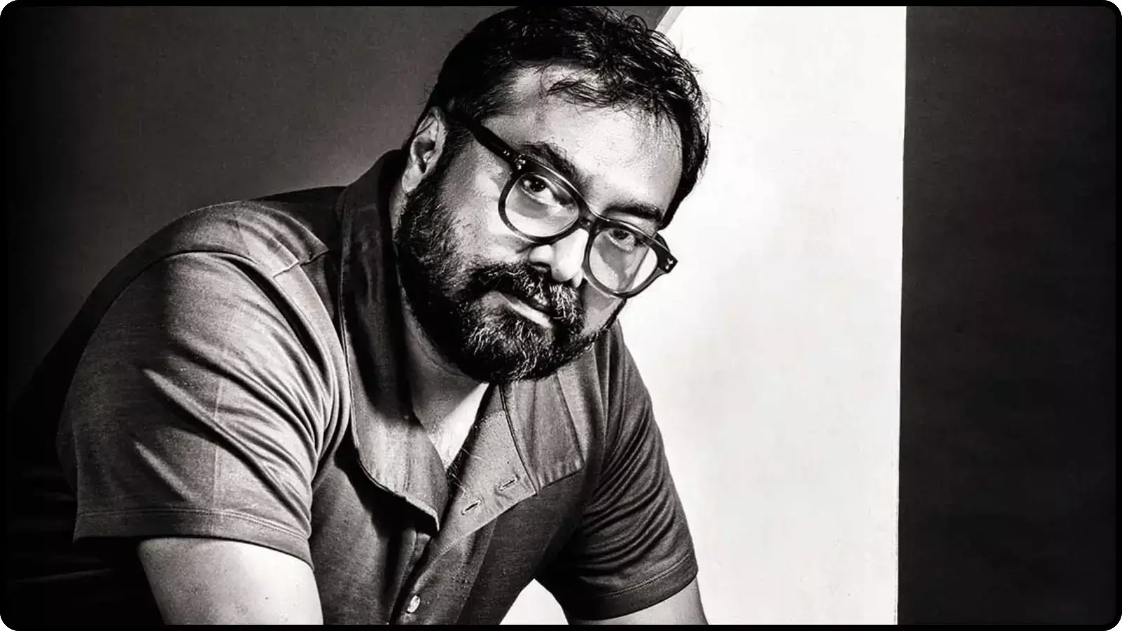 चश्मा पहने और दाढ़ी रखे हुए अनुराग कश्यप मुंबई में फिल्म वितरण विवाद के संदर्भ में दिख रहे हैं। चश्मा पहने और दाढ़ी रखे हुए अनुराग कश्यप मुंबई में फिल्म वितरण विवाद के संदर्भ में दिख रहे हैं।
