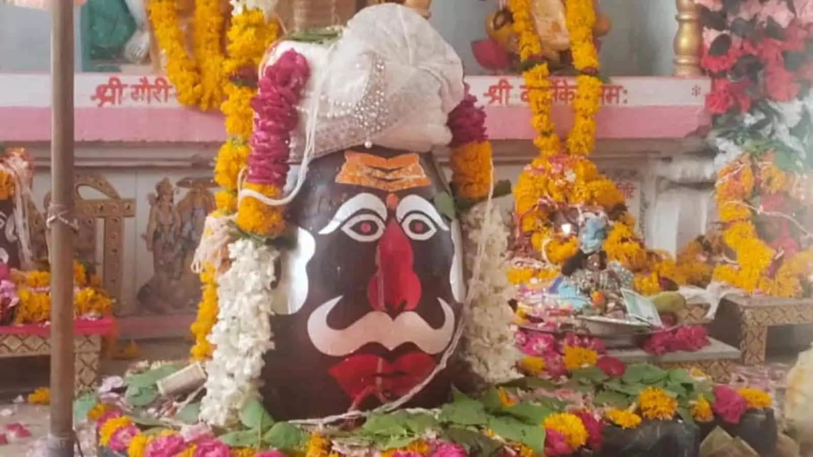 चित्तौड़गढ़ के मंदिर में विशेष रूप से सजाया गया गौरीशंकर महादेव का शिवलिंग