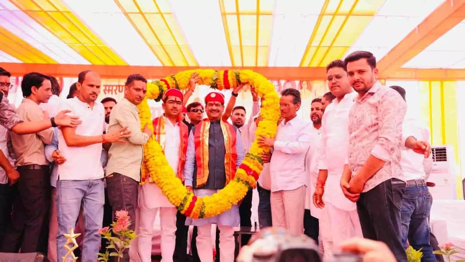 उदयपुर के गोगुंदा में महाराणा प्रताप जयंती समारोह के मंच पर विशाल माला पहने हुए लोकसभा अध्यक्ष ओम बिड़ला और अन्य नेता। उदयपुर के गोगुंदा में महाराणा प्रताप जयंती समारोह के मंच पर विशाल माला पहने हुए लोकसभा अध्यक्ष ओम बिड़ला और अन्य नेता।