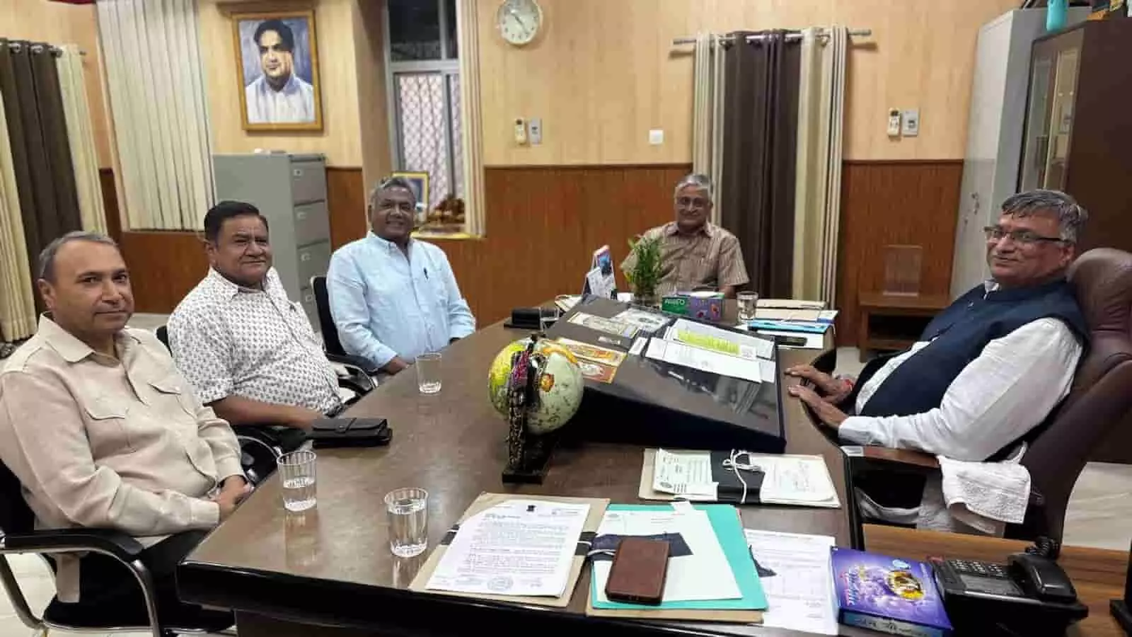 उदयपुर के सुखाड़िया विश्वविद्यालय कार्यालय में कुलगुरु प्रो. के.सी. डागा और ग्रीन पीपल सोसायटी के प्रतिनिधियों के बीच ग्रीन कैंपस योजना पर बैठक। उदयपुर के सुखाड़िया विश्वविद्यालय कार्यालय में कुलगुरु प्रो. के.सी. डागा और ग्रीन पीपल सोसायटी के प्रतिनिधियों के बीच ग्रीन कैंपस योजना पर बैठक।