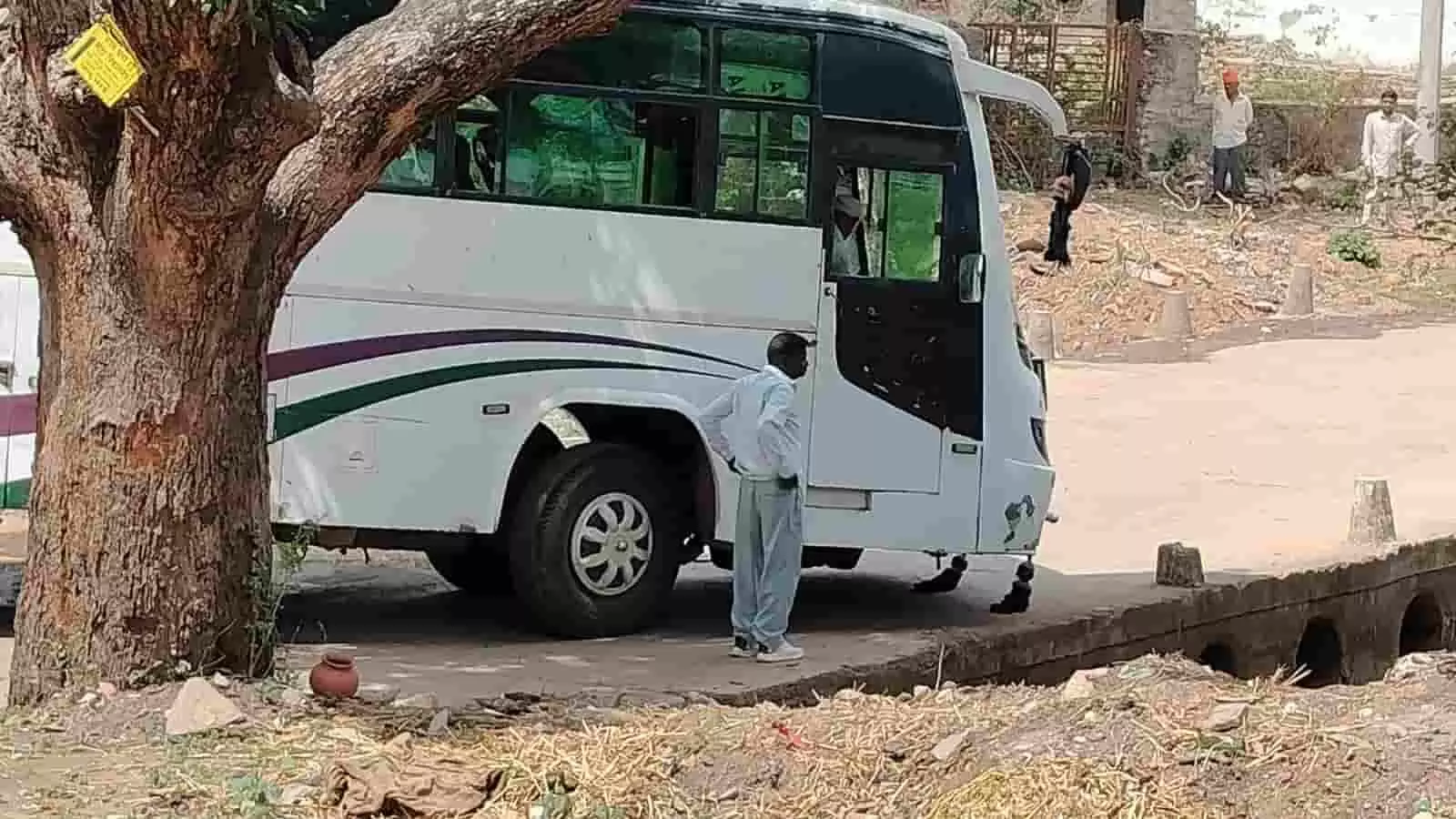 गैंजी से रेंटा सड़क मार्ग पर नदी के कम ऊंचाई वाले रपटे के किनारे खड़ी एक बस और पास खड़ा व्यक्ति। गैंजी से रेंटा सड़क मार्ग पर नदी के कम ऊंचाई वाले रपटे के किनारे खड़ी एक बस और पास खड़ा व्यक्ति।