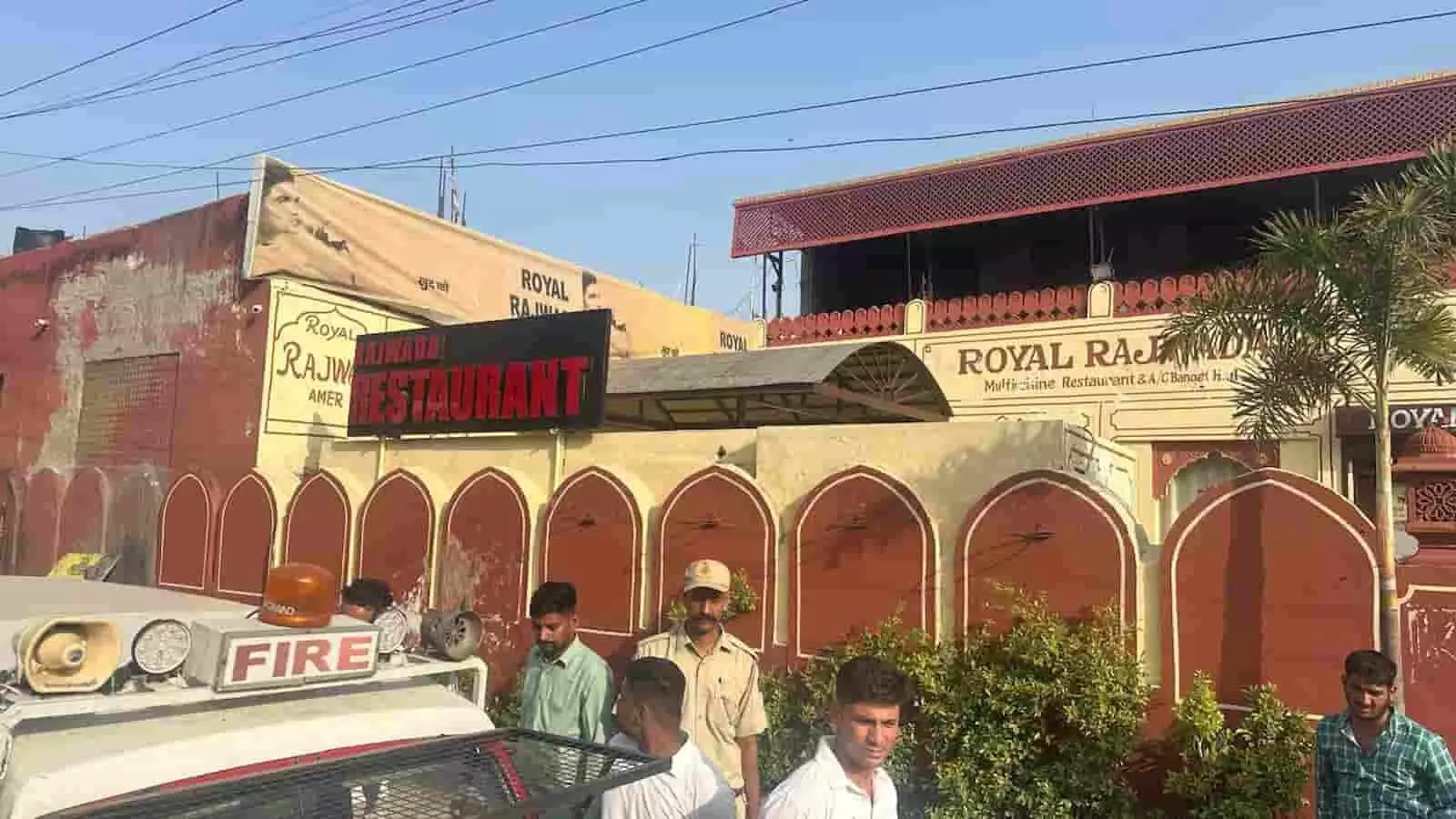 आमेर रोड पर रॉयल रजवाड़ा रेस्टोरेंट को सीज करने पहुंची जयपुर नगर निगम की फायर ब्रिगेड गाड़ी और उपस्थित अधिकारी।