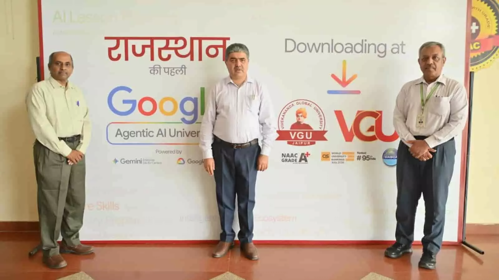 जयपुर के वीजीयू परिसर में गूगल एजेंटिक एआई यूनिवर्सिटी बैनर के पास खड़े तीन व्यक्ति