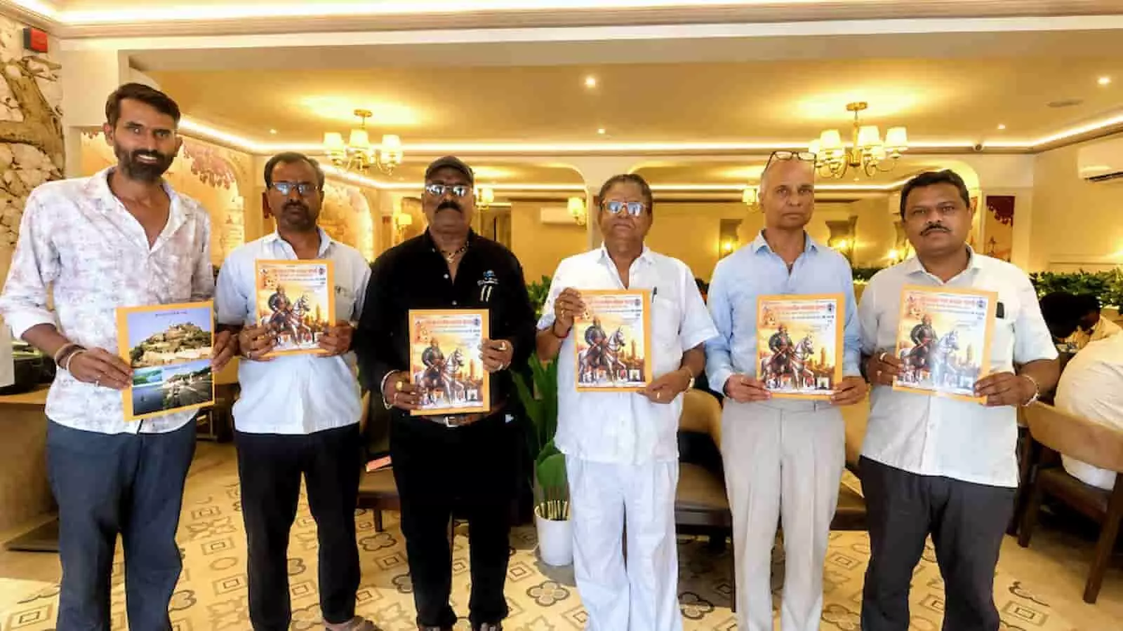 मुंबई में आयोजित होने वाले कवि सम्मेलन के आमंत्रण पत्र का विमोचन करते मेवाड़ मित्र मंडल के सदस्य। मुंबई में आयोजित होने वाले कवि सम्मेलन के आमंत्रण पत्र का विमोचन करते मेवाड़ मित्र मंडल के सदस्य।