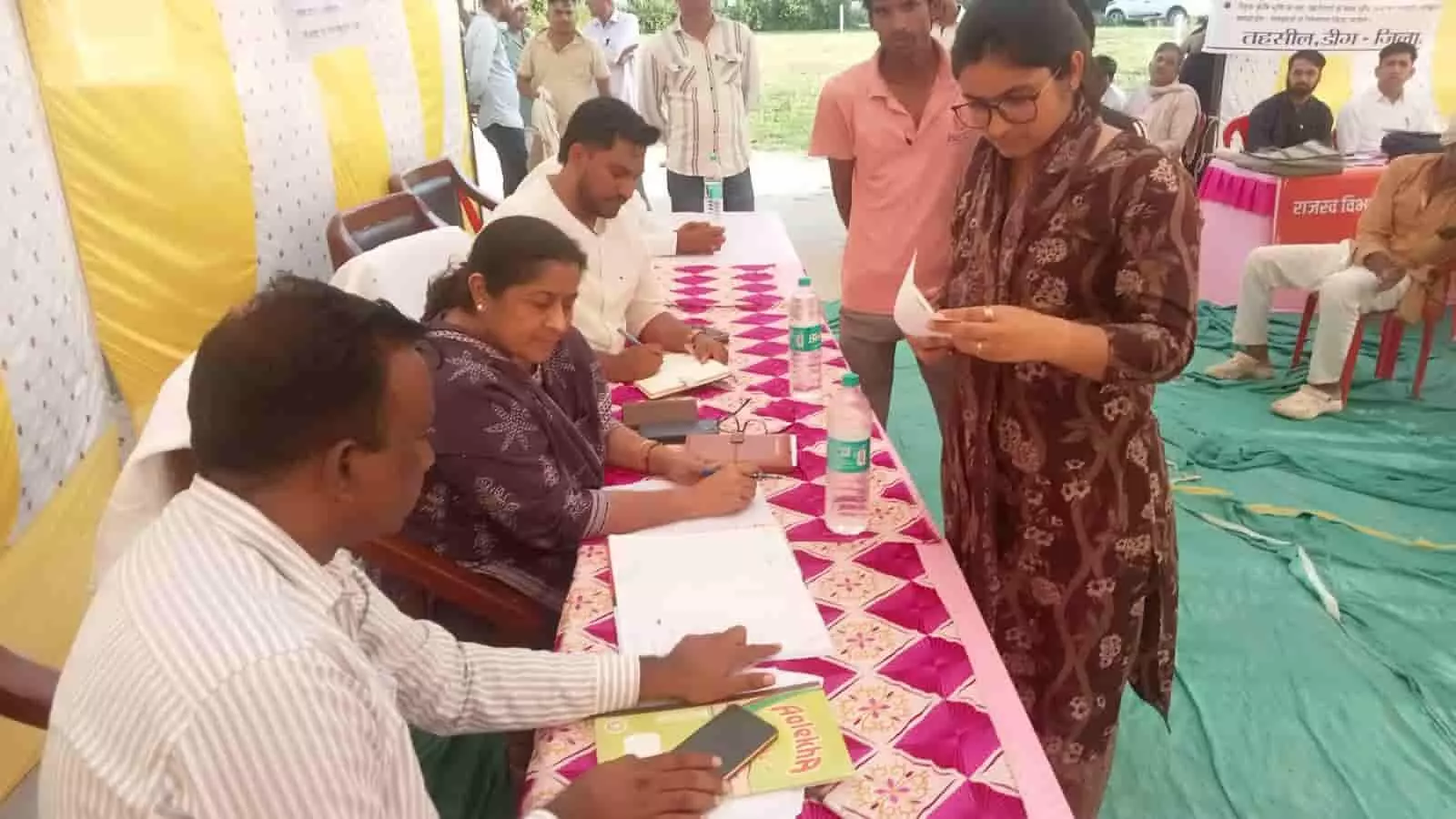 डीग के अऊ गांव में ग्रामीण सेवा शिविर के दौरान अधिकारियों से जानकारी लेतीं संभागीय आयुक्त नलिनी कठौतिया। डीग के अऊ गांव में ग्रामीण सेवा शिविर के दौरान अधिकारियों से जानकारी लेतीं संभागीय आयुक्त नलिनी कठौतिया।