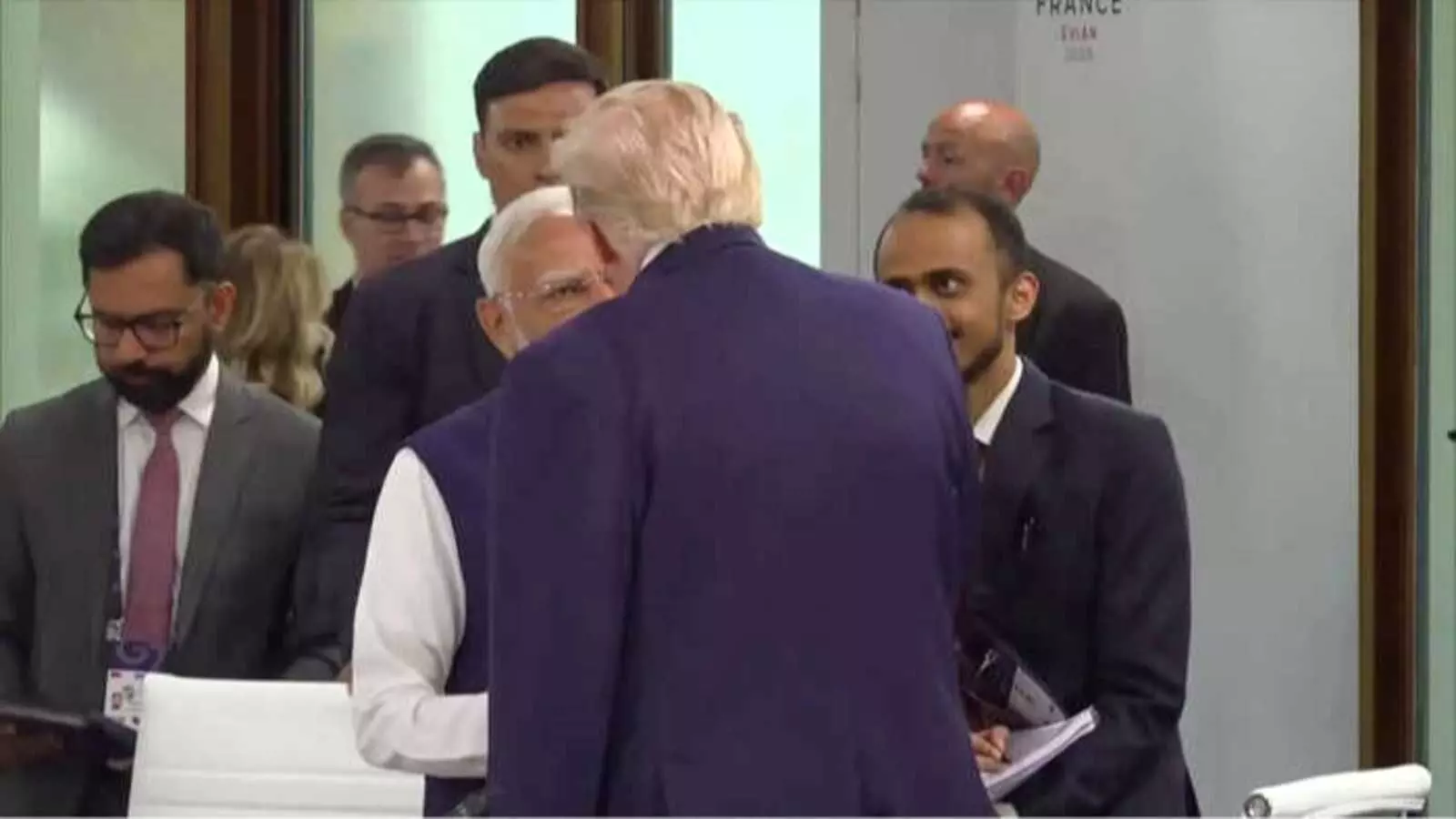 जी7 शिखर सम्मेलन में प्रधानमंत्री नरेंद्र मोदी और अमेरिकी राष्ट्रपति डोनाल्ड ट्रंप की बातचीत। जी7 शिखर सम्मेलन में प्रधानमंत्री नरेंद्र मोदी और अमेरिकी राष्ट्रपति डोनाल्ड ट्रंप की बातचीत।