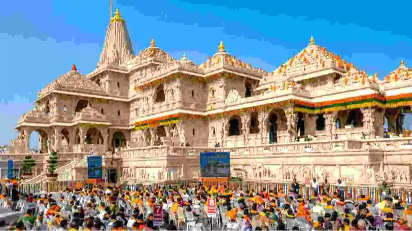 अयोध्या के राम मंदिर परिसर में प्रार्थना के लिए एकत्रित श्रद्धालु और मंदिर। अयोध्या के राम मंदिर परिसर में प्रार्थना के लिए एकत्रित श्रद्धालु और मंदिर।