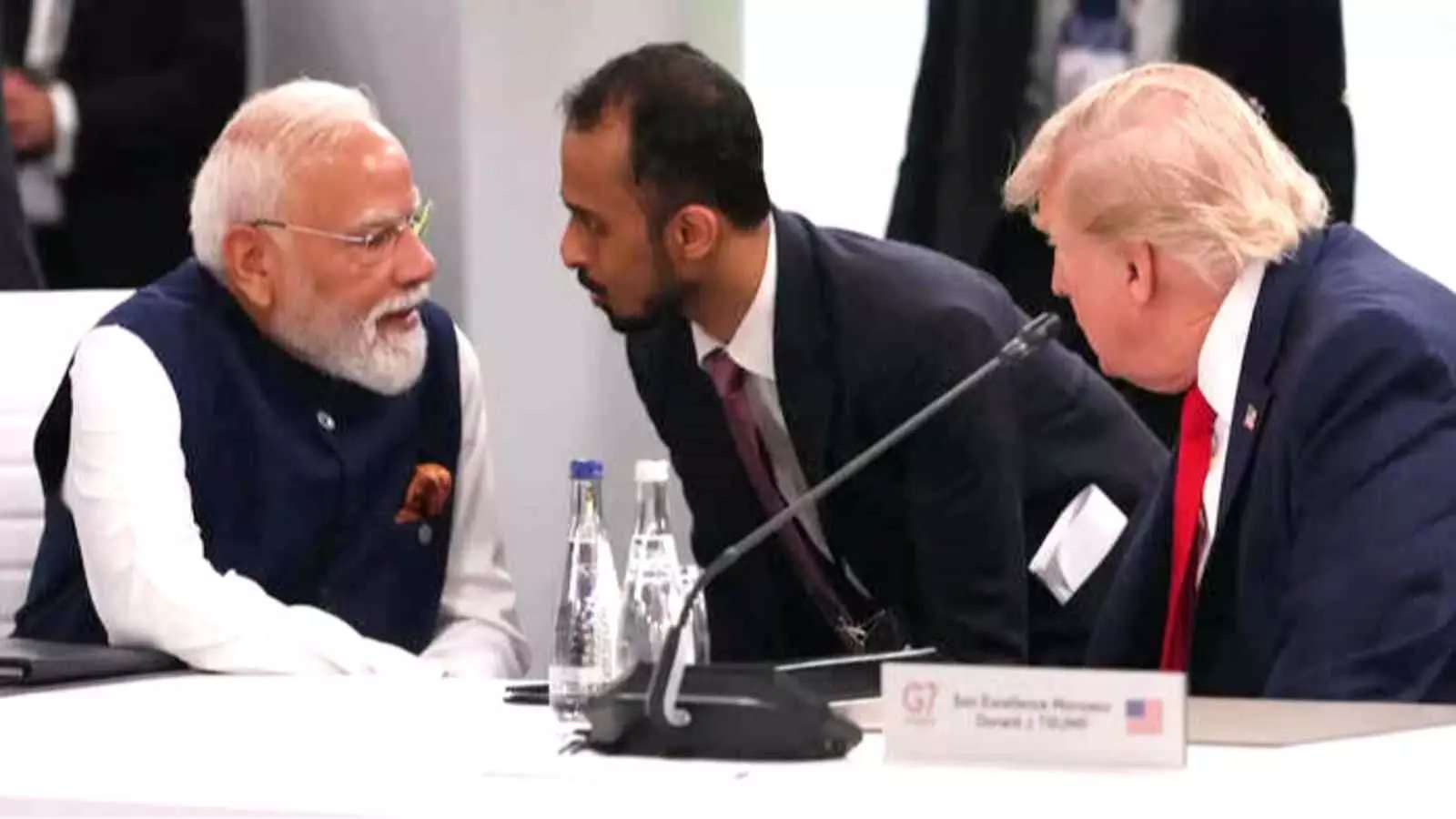 फ्रांस में एक मेज पर बैठे प्रधानमंत्री मोदी और अमेरिकी राष्ट्रपति डोनाल्ड ट्रंप। फ्रांस में एक मेज पर बैठे प्रधानमंत्री मोदी और अमेरिकी राष्ट्रपति डोनाल्ड ट्रंप।