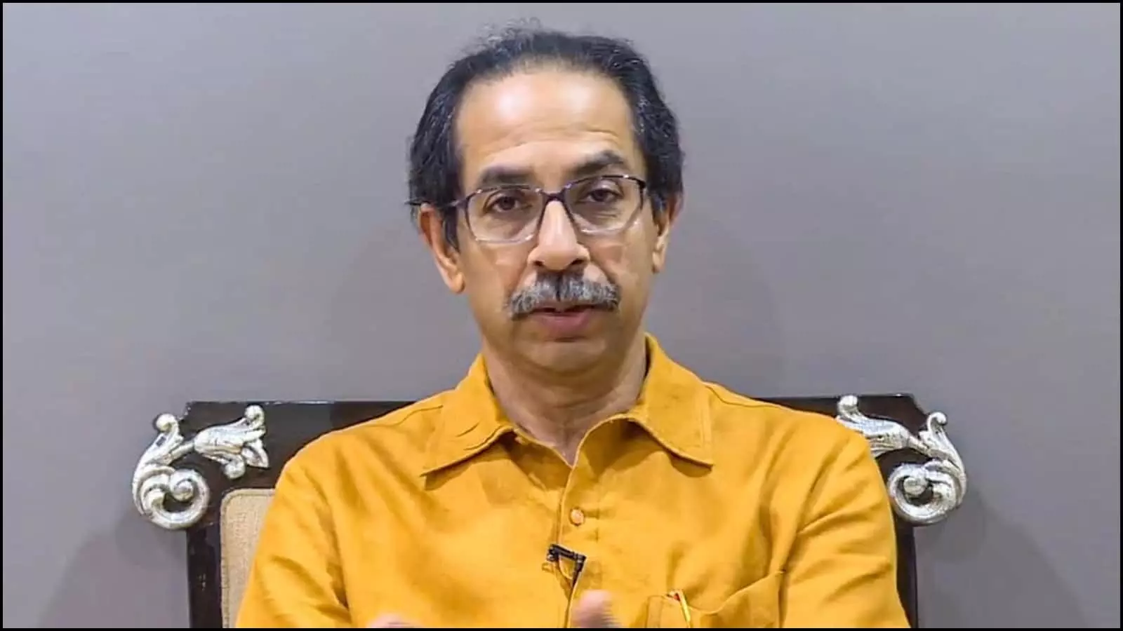 कुर्सी पर बैठे चश्मा पहने हुए शिवसेना प्रमुख उद्धव ठाकरे मुंबई में हाथ उठाकर बात कर र कुर्सी पर बैठे चश्मा पहने हुए शिवसेना प्रमुख उद्धव ठाकरे मुंबई में हाथ उठाकर बात कर र