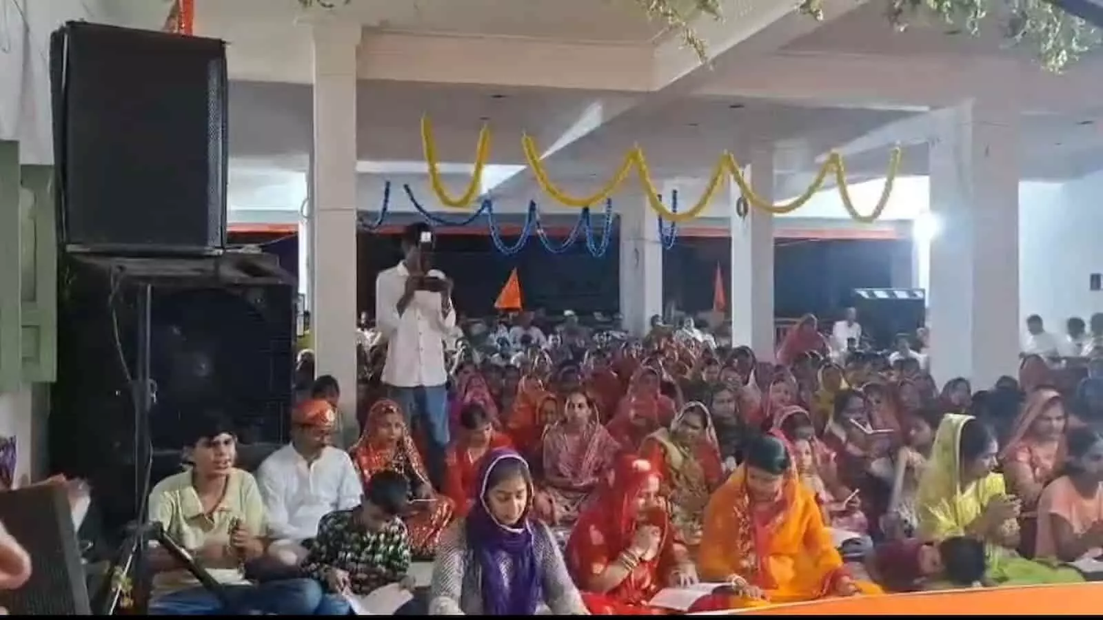 खेरवाड़ा के टांक कलेक्शन सभागार में संगीतमयी सुंदरकांड पाठ में शामिल श्रद्धालु। खेरवाड़ा के टांक कलेक्शन सभागार में संगीतमयी सुंदरकांड पाठ में शामिल श्रद्धालु।