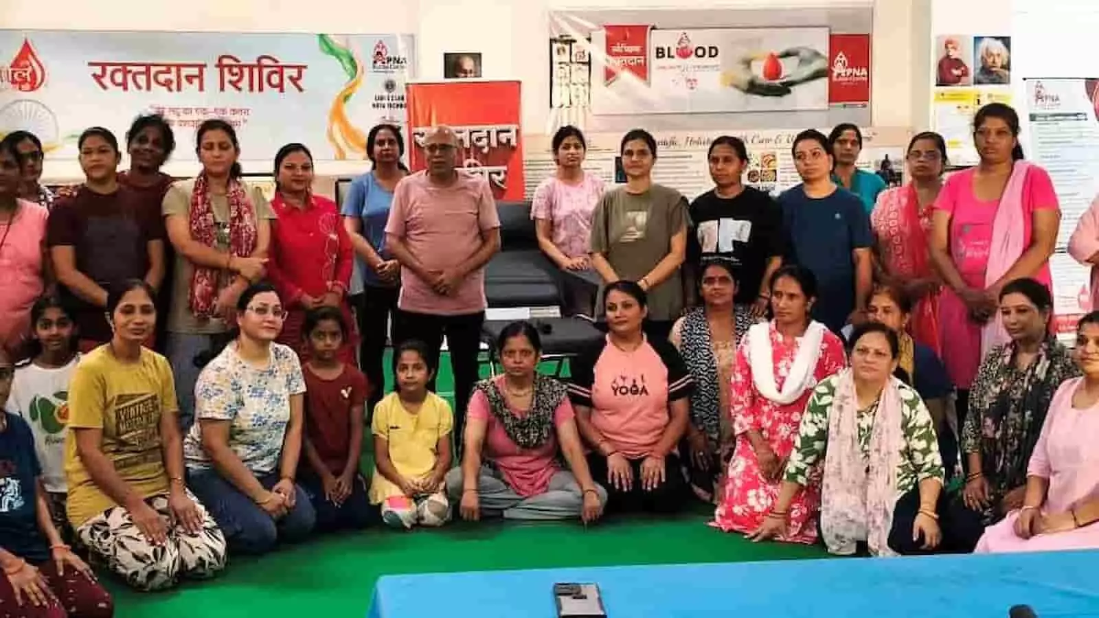 एलन आरोग्यम हॉस्पिटल के रक्तदान शिविर बैनर के सामने योग और स्वास्थ्य सत्र में भाग लेते हुए प्रतिभागी। एलन आरोग्यम हॉस्पिटल के रक्तदान शिविर बैनर के सामने योग और स्वास्थ्य सत्र में भाग लेते हुए प्रतिभागी।