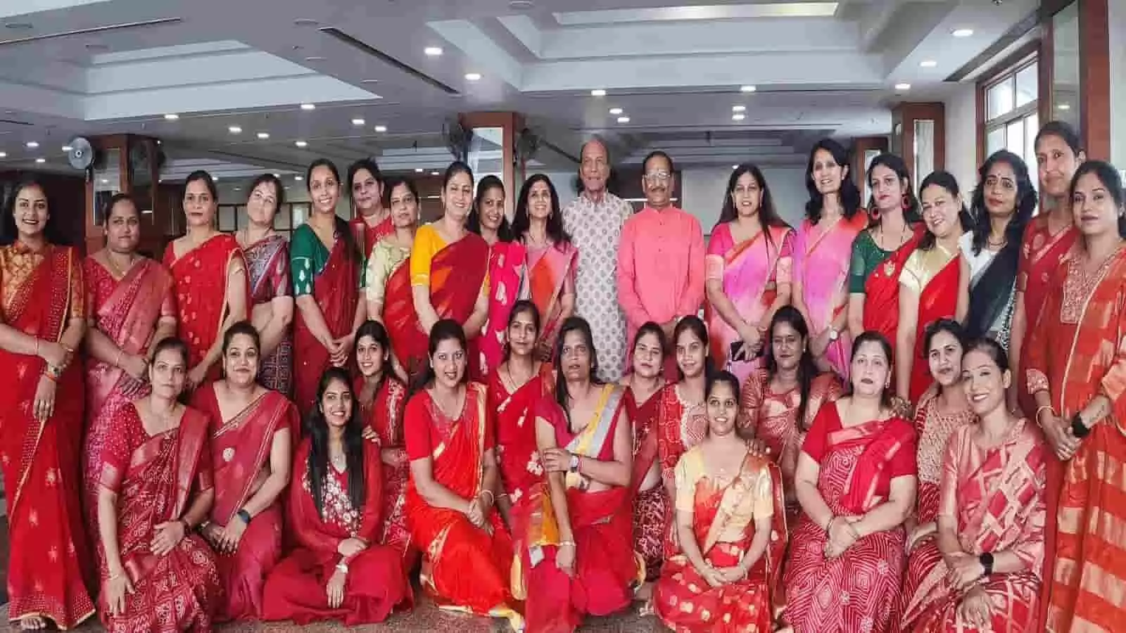 कोटा में महेश नवमी महोत्सव के दौरान ग्रुप फोटो के लिए खड़ी माहेश्वरी समाज की महिलाएं। कोटा में महेश नवमी महोत्सव के दौरान ग्रुप फोटो के लिए खड़ी माहेश्वरी समाज की महिलाएं।