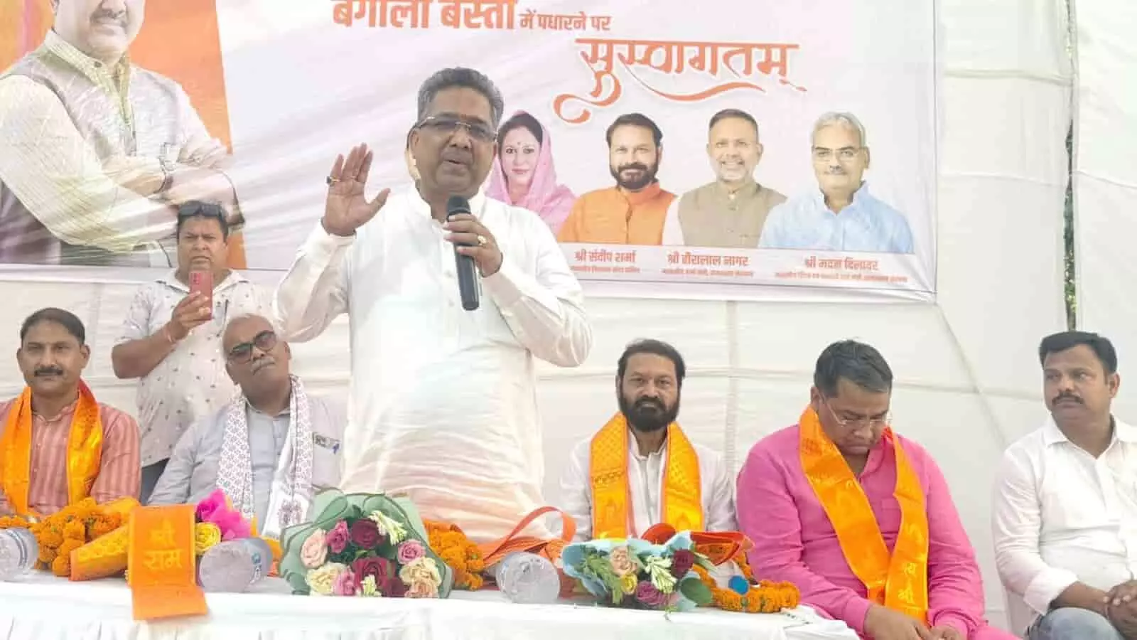 कोटा में बंगाली समाज के कार्यक्रम के दौरान मंच पर भाषण देते भाजपा राष्ट्रीय महामंत्री सुनील बंसल और उपस्थित अन्य नेता। कोटा में बंगाली समाज के कार्यक्रम के दौरान मंच पर भाषण देते भाजपा राष्ट्रीय महामंत्री सुनील बंसल और उपस्थित अन्य नेता।