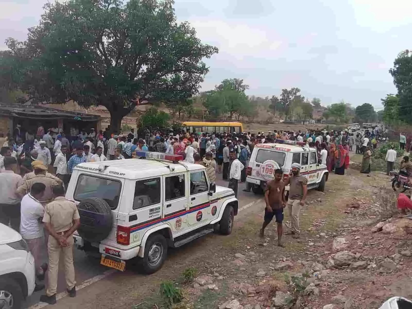 भाटकी गांव में सड़क दुर्घटना के बाद ग्रामीणों का प्रदर्शन और तैनात पुलिस वाहन। भाटकी गांव में सड़क दुर्घटना के बाद ग्रामीणों का प्रदर्शन और तैनात पुलिस वाहन।