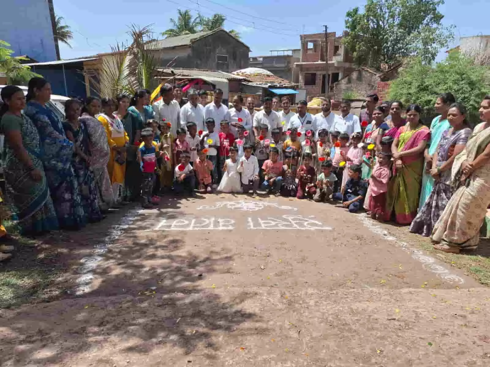 सोनाली जिला परिषद स्कूल में नए सत्र के स्वागत कार्यक्रम में मौजूद विद्यार्थी और ग्रामीण। सोनाली जिला परिषद स्कूल में नए सत्र के स्वागत कार्यक्रम में मौजूद विद्यार्थी और ग्रामीण।