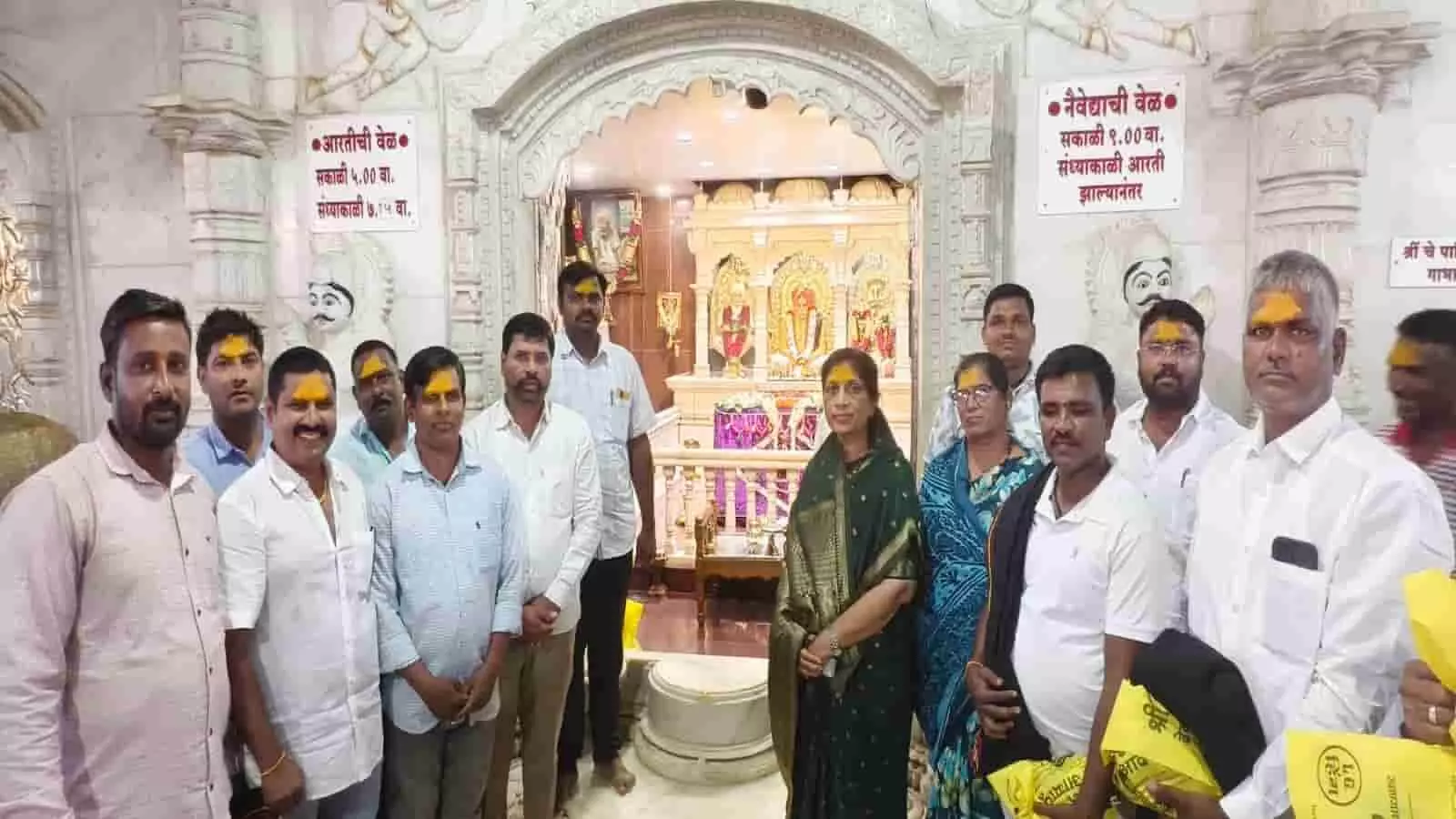 आदमापूर मंदिर में टैंकर चालकों को सम्मानित करते हुए देवस्थान समिति के पदाधिकारी और जनप्रतिनिधि। आदमापूर मंदिर में टैंकर चालकों को सम्मानित करते हुए देवस्थान समिति के पदाधिकारी और जनप्रतिनिधि।