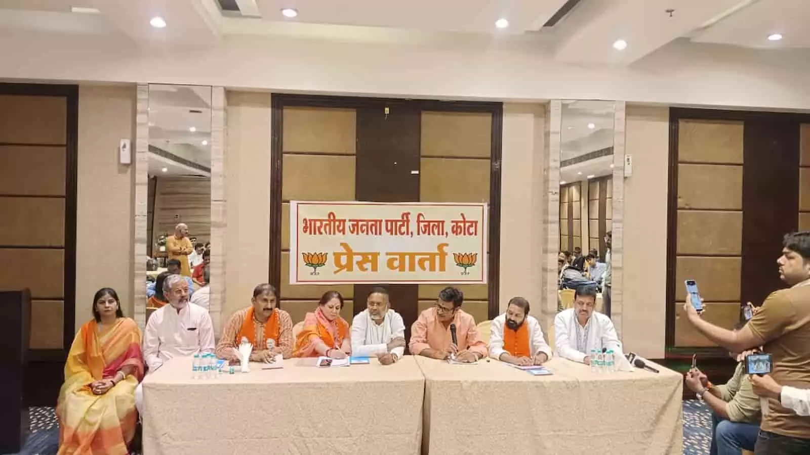 कोटा में नीट परीक्षा और राहुल गांधी के दौरे को लेकर प्रेसवार्ता करते भाजपा नेता राजेंद्र राठौड़ और ऊर्जा मंत्री हीरालाल नागर। कोटा में नीट परीक्षा और राहुल गांधी के दौरे को लेकर प्रेसवार्ता करते भाजपा नेता राजेंद्र राठौड़ और ऊर्जा मंत्री हीरालाल नागर।