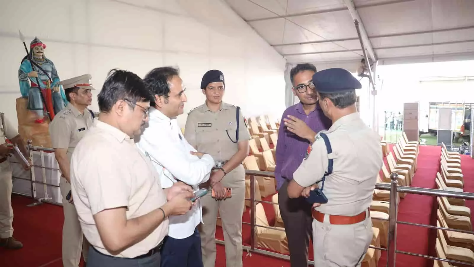 उदयपुर के गांधी ग्राउंड में राष्ट्र चेतना संकल्प सभा की तैयारियों का निरीक्षण करते पुलिस अधिकारी और आयोजन समिति के सदस्य। उदयपुर के गांधी ग्राउंड में राष्ट्र चेतना संकल्प सभा की तैयारियों का निरीक्षण करते पुलिस अधिकारी और आयोजन समिति के सदस्य।