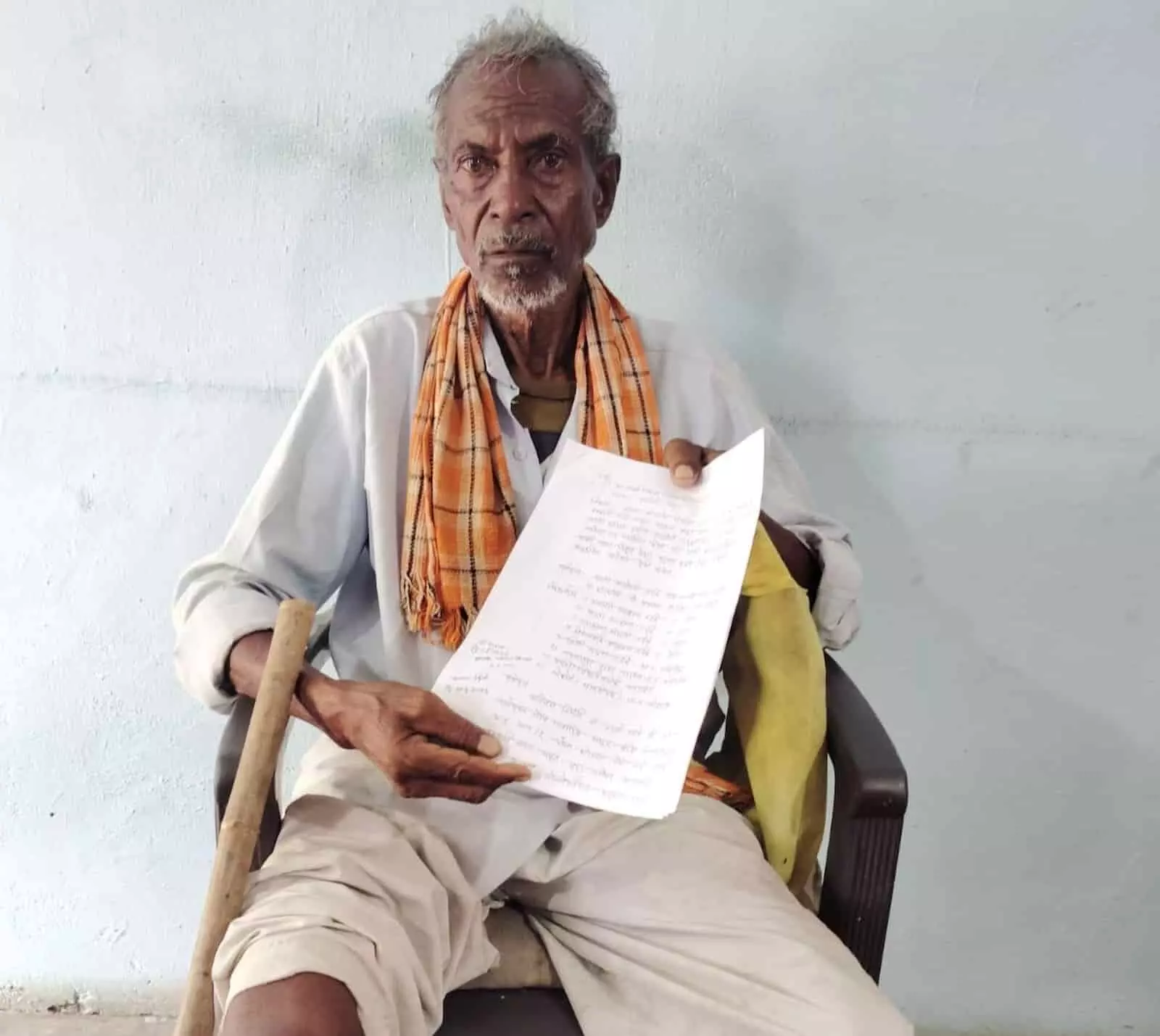 तस्वीर में श्रावण उईके घरकुल निर्माण की बाधाओं को लेकर लिखित शिकायत दिखाते हुए।