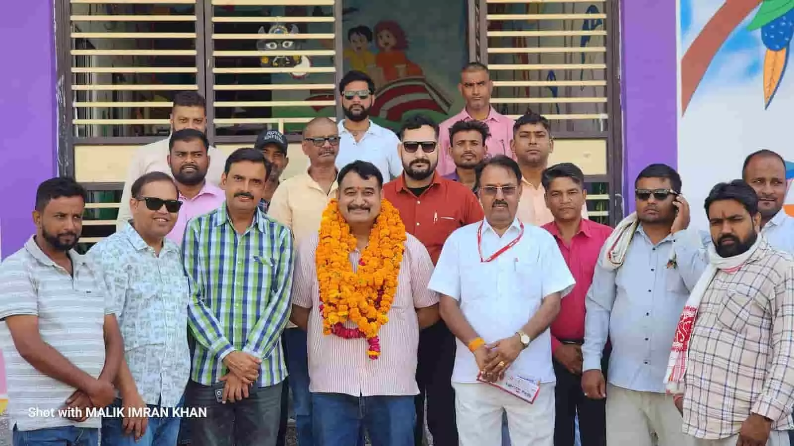 धौलपुर में भारतीय पत्रकार सेवा संस्थान के चुनाव में निर्विरोध जिला अध्यक्ष चुने गए अनुराग मुद्गल माला पहने हुए साथी पत्रकारों के साथ खड़े हैं। धौलपुर में भारतीय पत्रकार सेवा संस्थान के चुनाव में निर्विरोध जिला अध्यक्ष चुने गए अनुराग मुद्गल माला पहने हुए साथी पत्रकारों के साथ खड़े हैं।