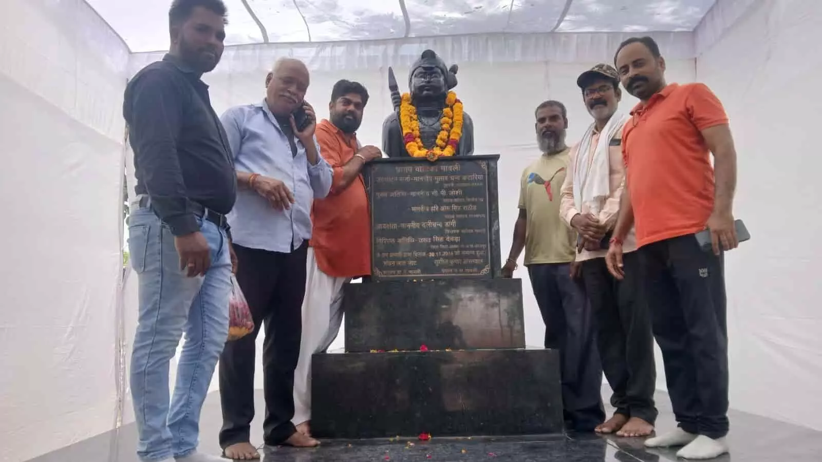 प्रताप वाटिका मावली में महाराणा प्रताप की प्रतिमा के सामने खड़े भाजपा कार्यकर्ता और पदाधिकारी। प्रताप वाटिका मावली में महाराणा प्रताप की प्रतिमा के सामने खड़े भाजपा कार्यकर्ता और पदाधिकारी।