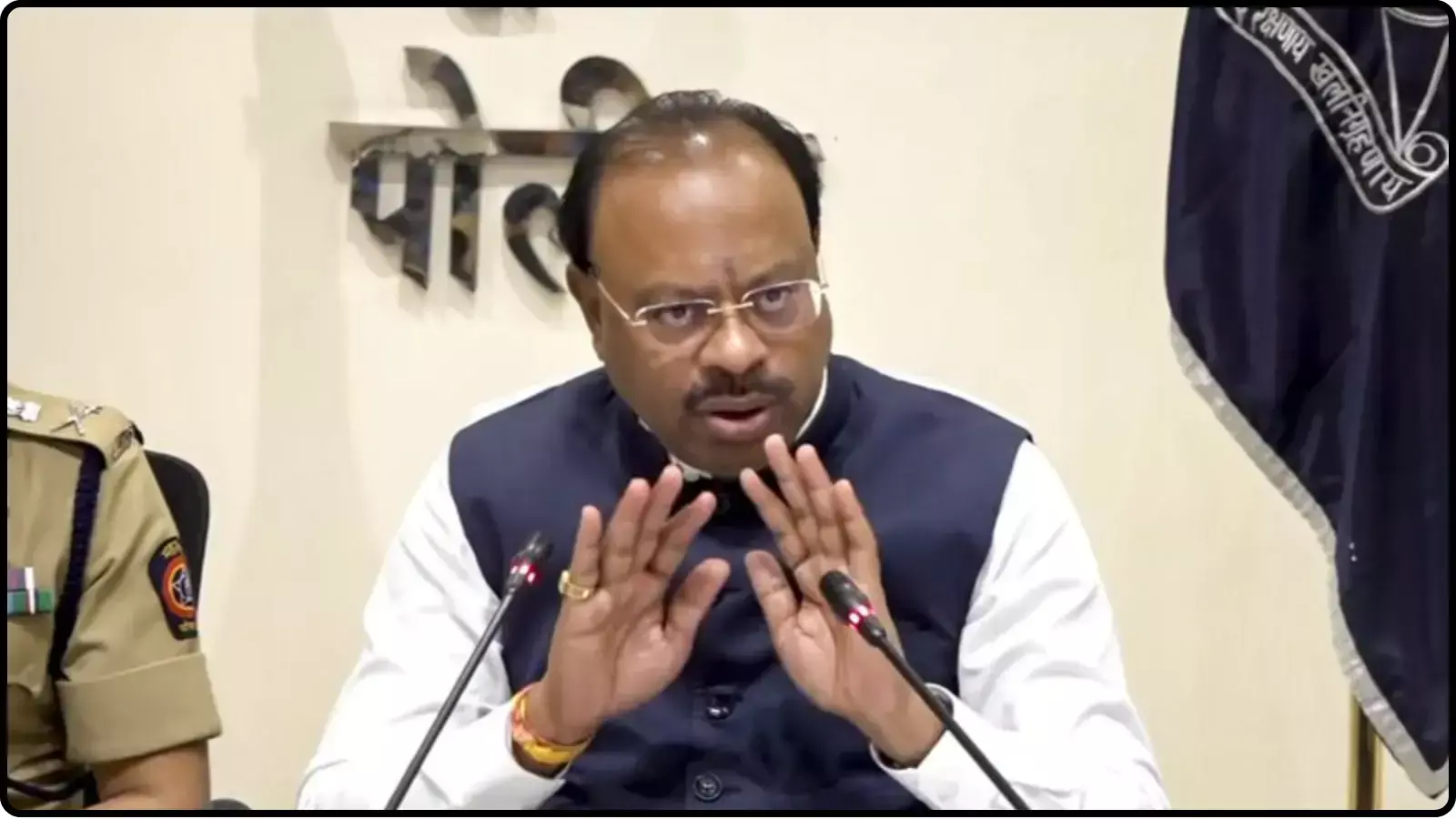 पोडियम के सामने बैठे हुए चंद्रशेखर बावनकुले मुंबई में राजनीतिक दल-बदल विवाद के संदर्भ में दिख रहे हैं। पोडियम के सामने बैठे हुए चंद्रशेखर बावनकुले मुंबई में राजनीतिक दल-बदल विवाद के संदर्भ में दिख रहे हैं।