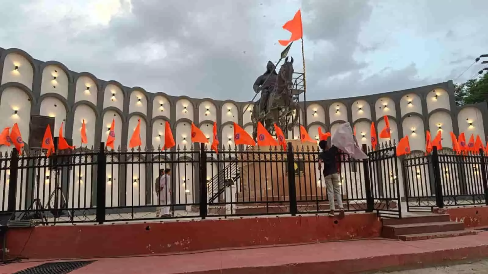 भीलवाड़ा के पांसल चौराहा सर्किल पर लगी महाराणा प्रताप की अश्वारूढ़ प्रतिमा और वहां लहराते भगवा ध्वज। भीलवाड़ा के पांसल चौराहा सर्किल पर लगी महाराणा प्रताप की अश्वारूढ़ प्रतिमा और वहां लहराते भगवा ध्वज।