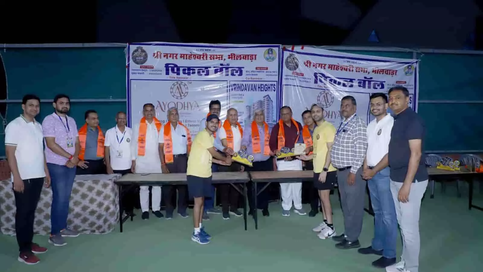 भीलवाड़ा में आयोजित पिकलबॉल प्रतियोगिता के समापन समारोह के दौरान मंच पर पुरस्कार वितरण करते अतिथि और खिलाड़ी। भीलवाड़ा में आयोजित पिकलबॉल प्रतियोगिता के समापन समारोह के दौरान मंच पर पुरस्कार वितरण करते अतिथि और खिलाड़ी।