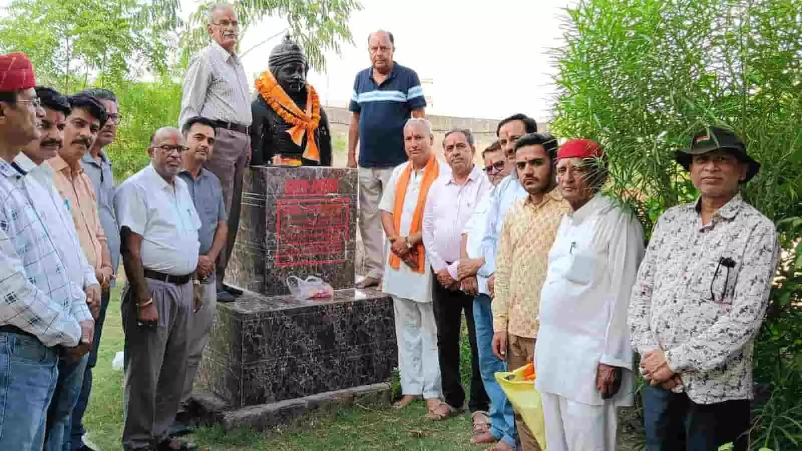आमेट में महाराणा प्रताप की प्रतिमा पर पुष्पांजलि अर्पित करते हुए नगरवासी। आमेट में महाराणा प्रताप की प्रतिमा पर पुष्पांजलि अर्पित करते हुए नगरवासी।