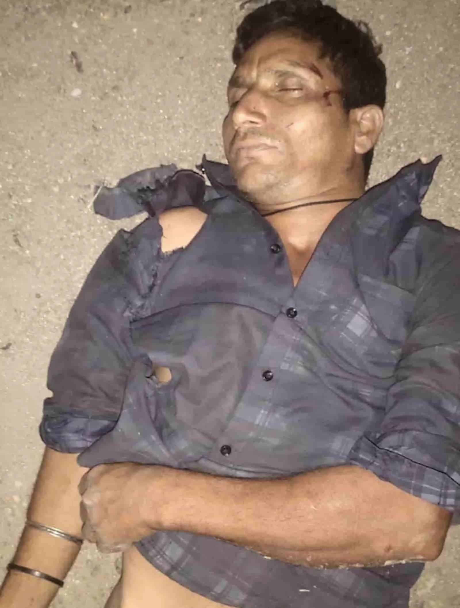 भीलवाड़ा हाईवे पर हादसे के बाद सड़क पर पड़ा हुआ अज्ञात मृत व्यक्ति का शव। भीलवाड़ा हाईवे पर हादसे के बाद सड़क पर पड़ा हुआ अज्ञात मृत व्यक्ति का शव।